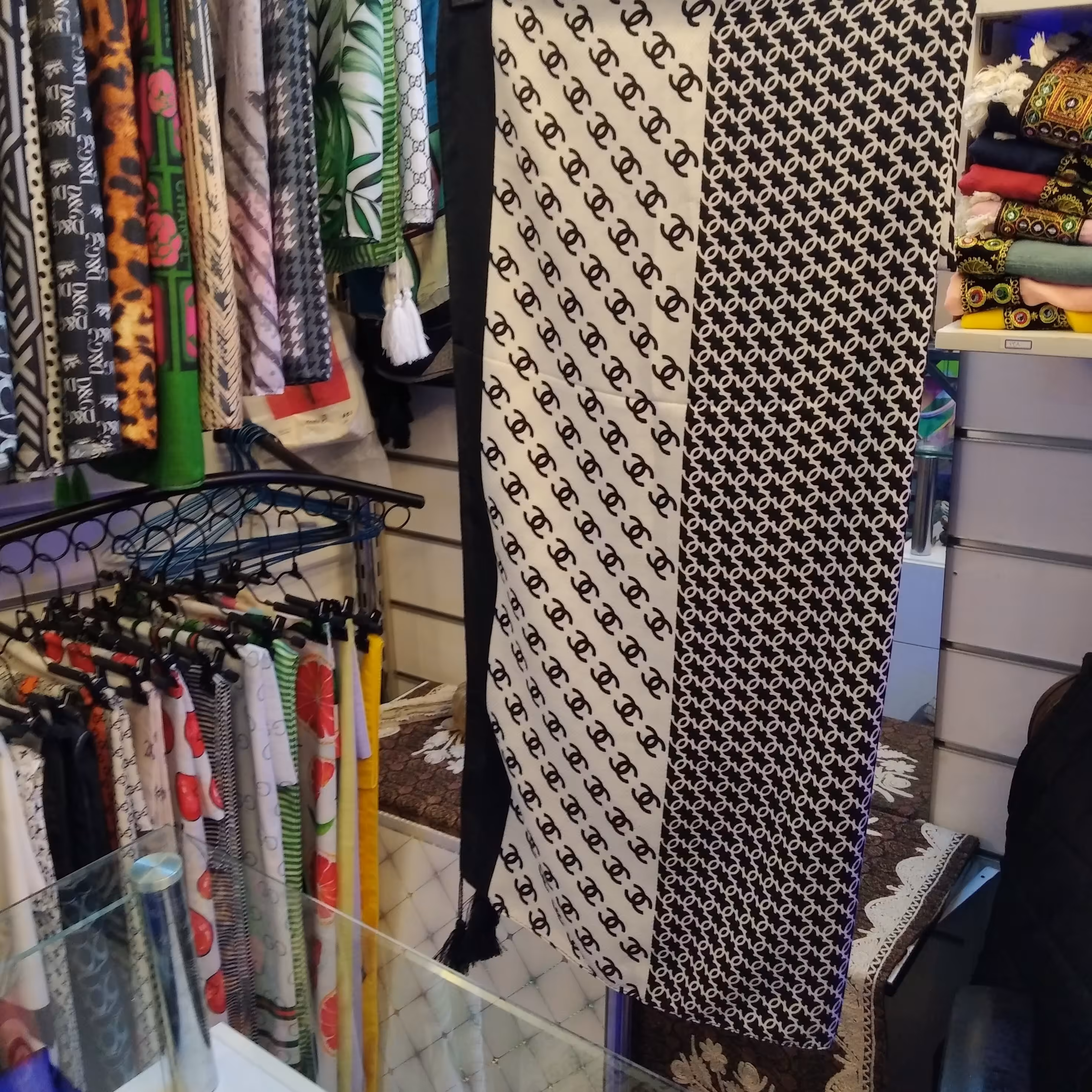 شال سفید مشکی