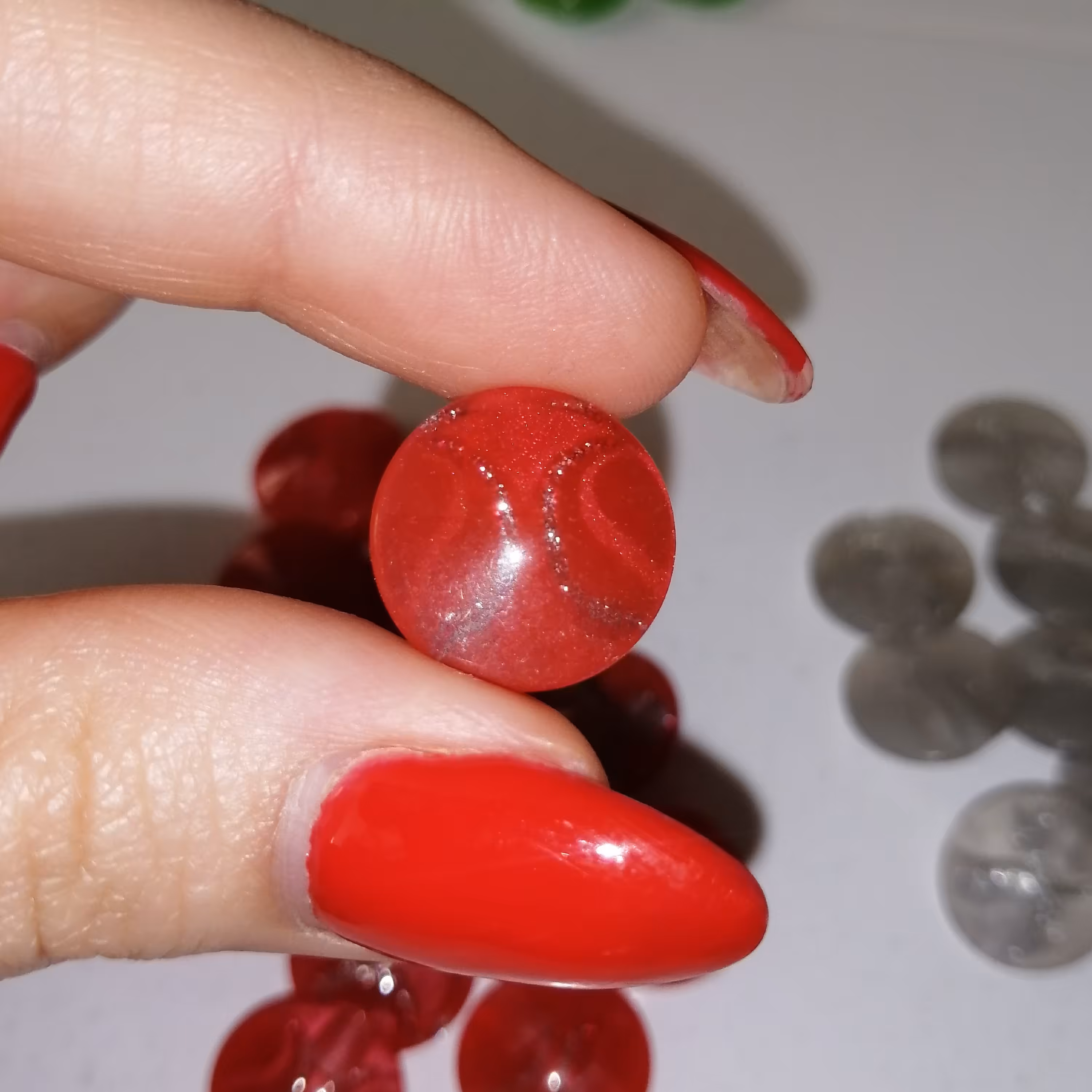 دکمه لباس قرمز دایره اکلیلی شیشه ای  بسته 15 عددی     