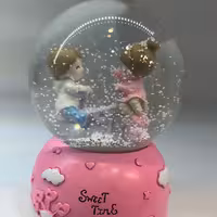 گوی شیشه ای دختر و پسر 