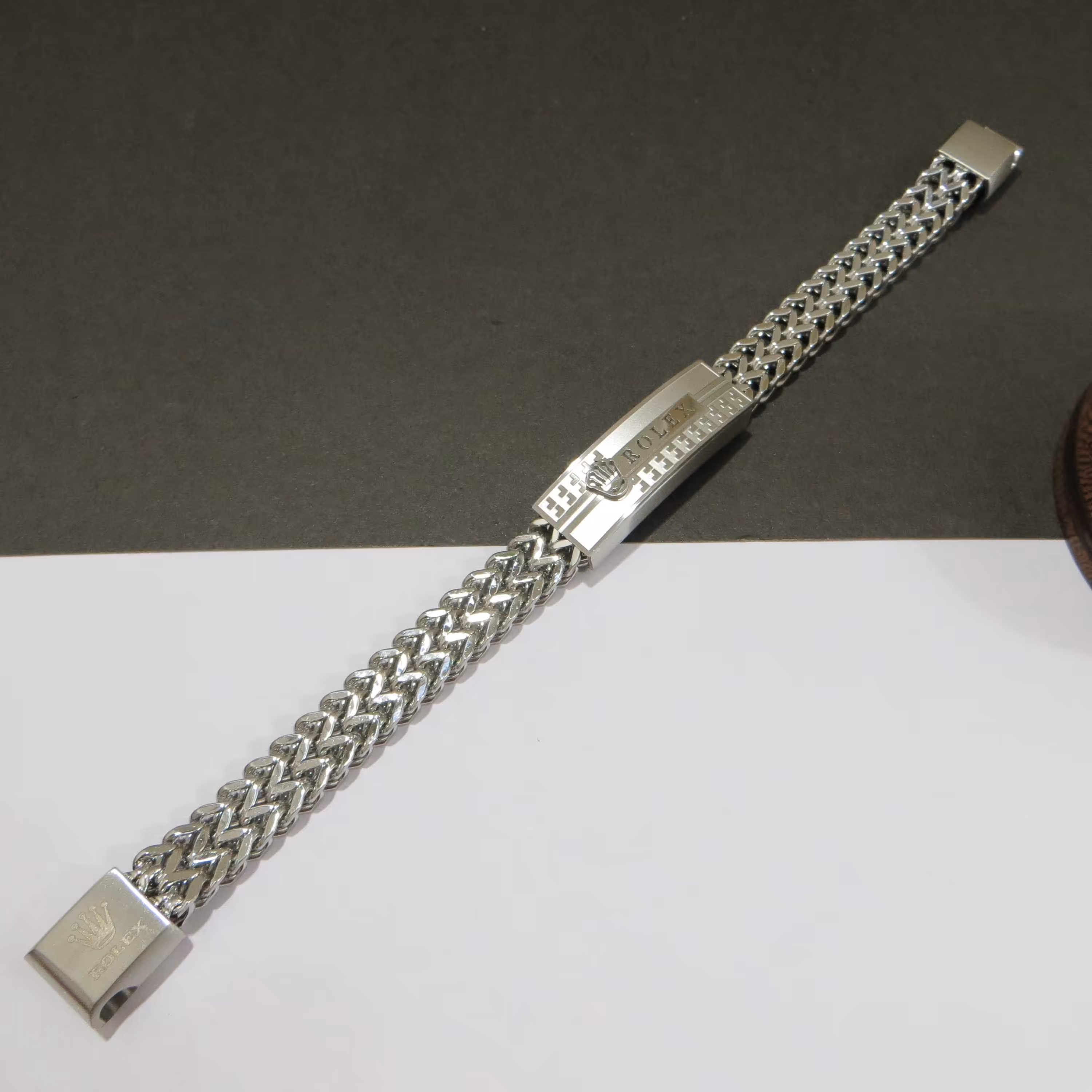 دستبند استیل کارتیر  دوبل طرح رولکس حکاکی شده درجه یک روکش طلا  نقره ای بسیار مقاوم و با کیفیت با قفل مگنتی