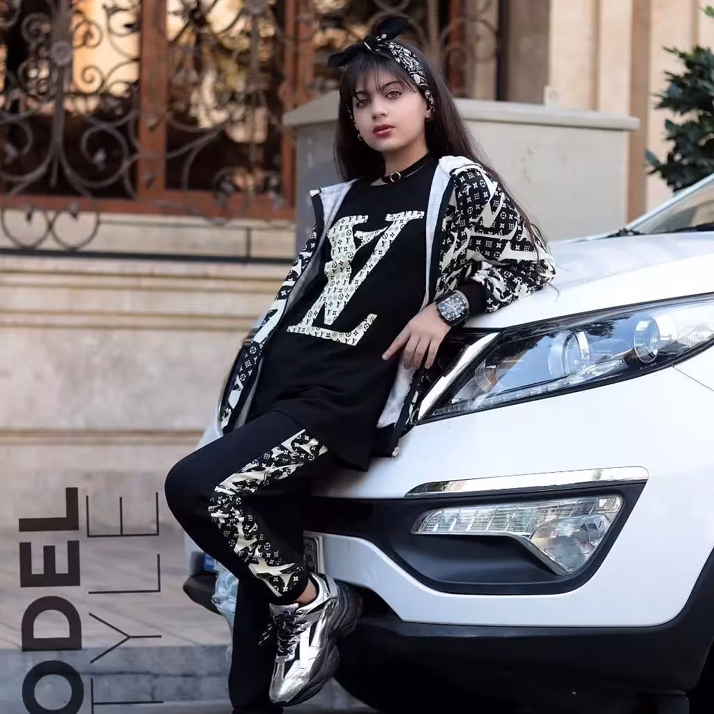 ست سه تیکه دخترانه طرح LV سویشرت بلوز شلوار 2219a