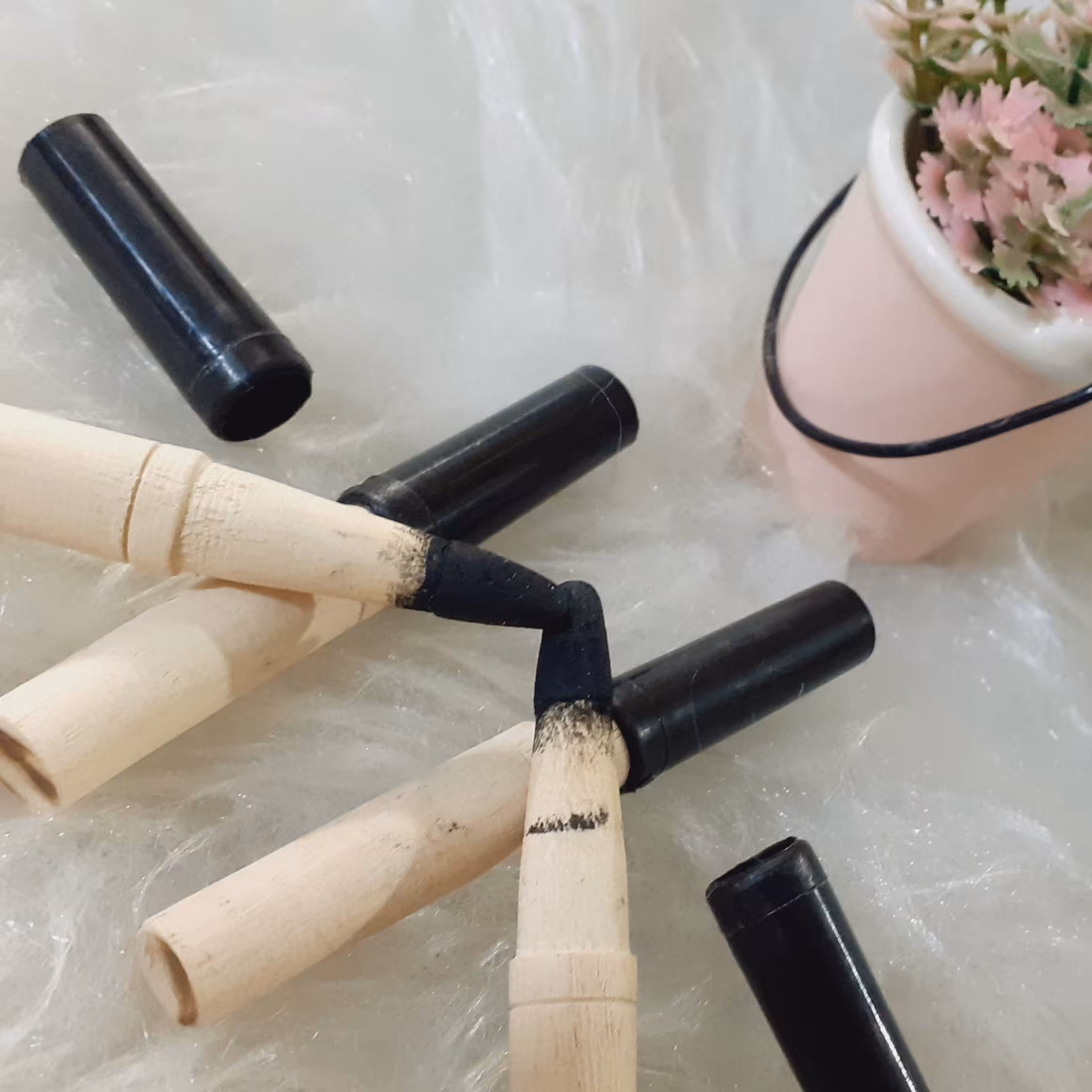 سرمه مدادی در رنگ های قهوه ای و مشکی