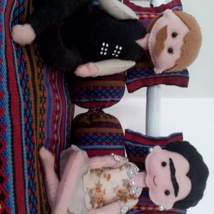 عروسک های نمدی نشسته برتخت سنتی