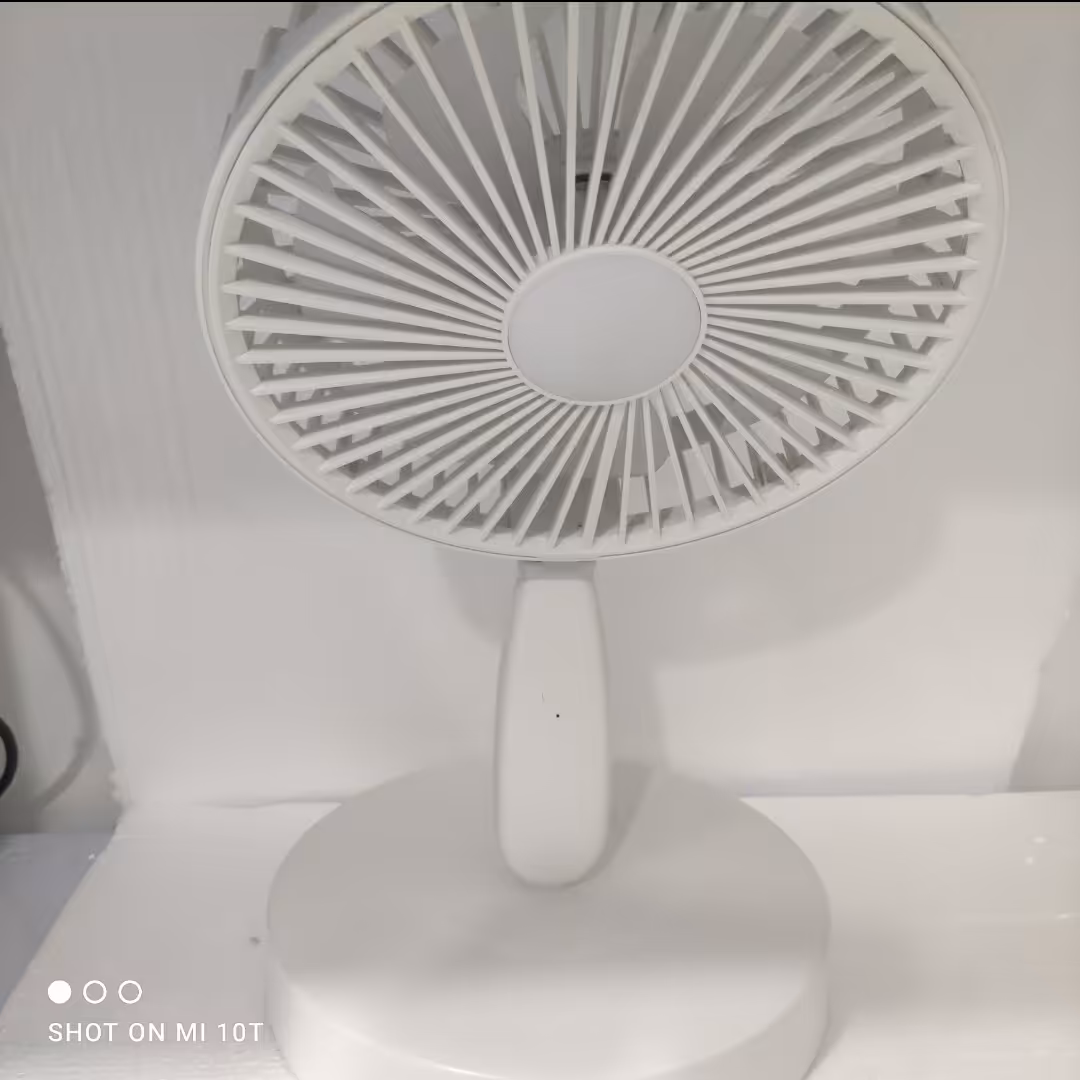 پنکه شارژی روی میزی رنگ سفید