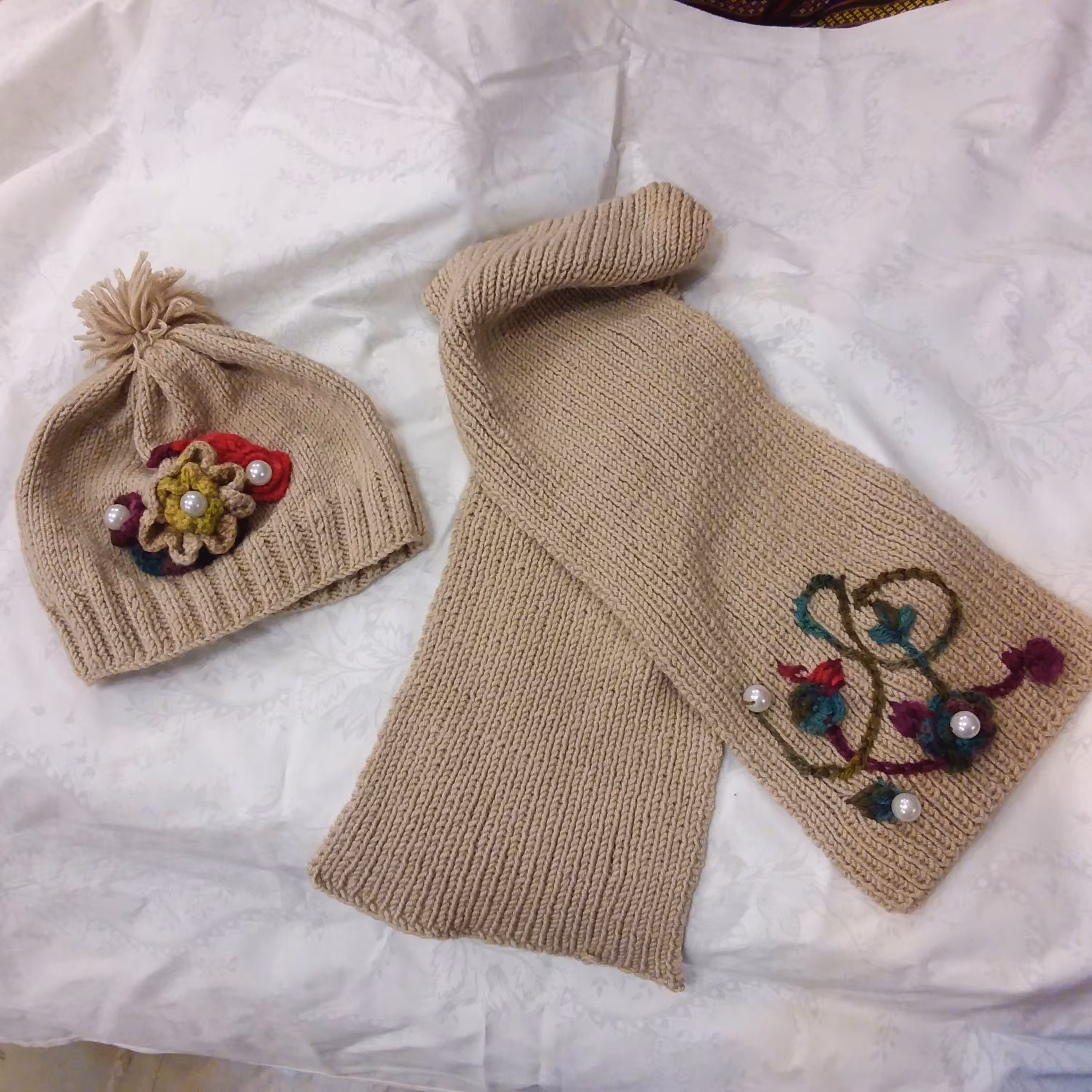 کلاه شال گردن بافتنی دستباف کرم رنگ با گل چندرنگ دستباف