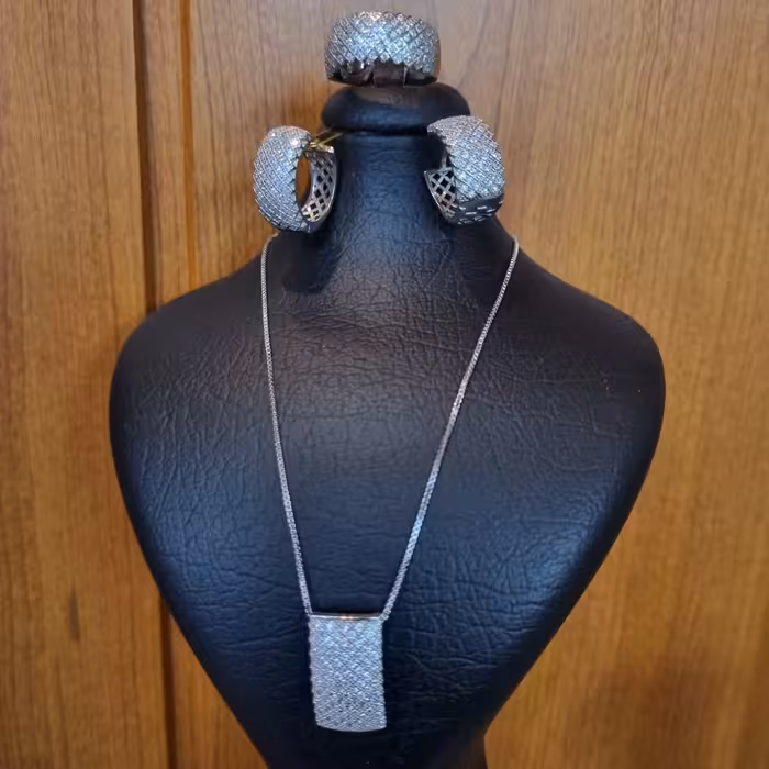 نیمست نقره پرنسبا زنجیر و انگشتر عیار 925 و آبکاری طلاسفید همراه زنجیر ونیزی ضخامت متوسط 030 