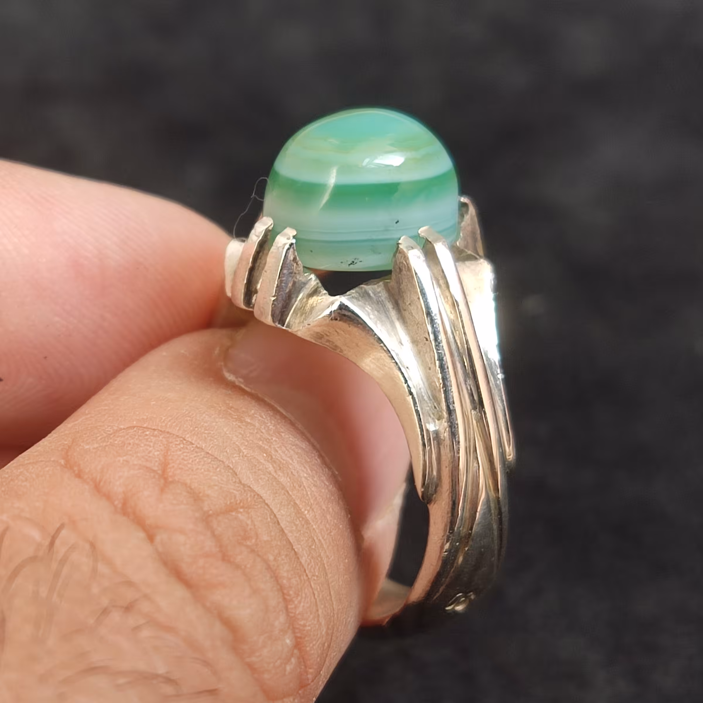 عقیق سبز سه پوست با طوق های میزان و منظم