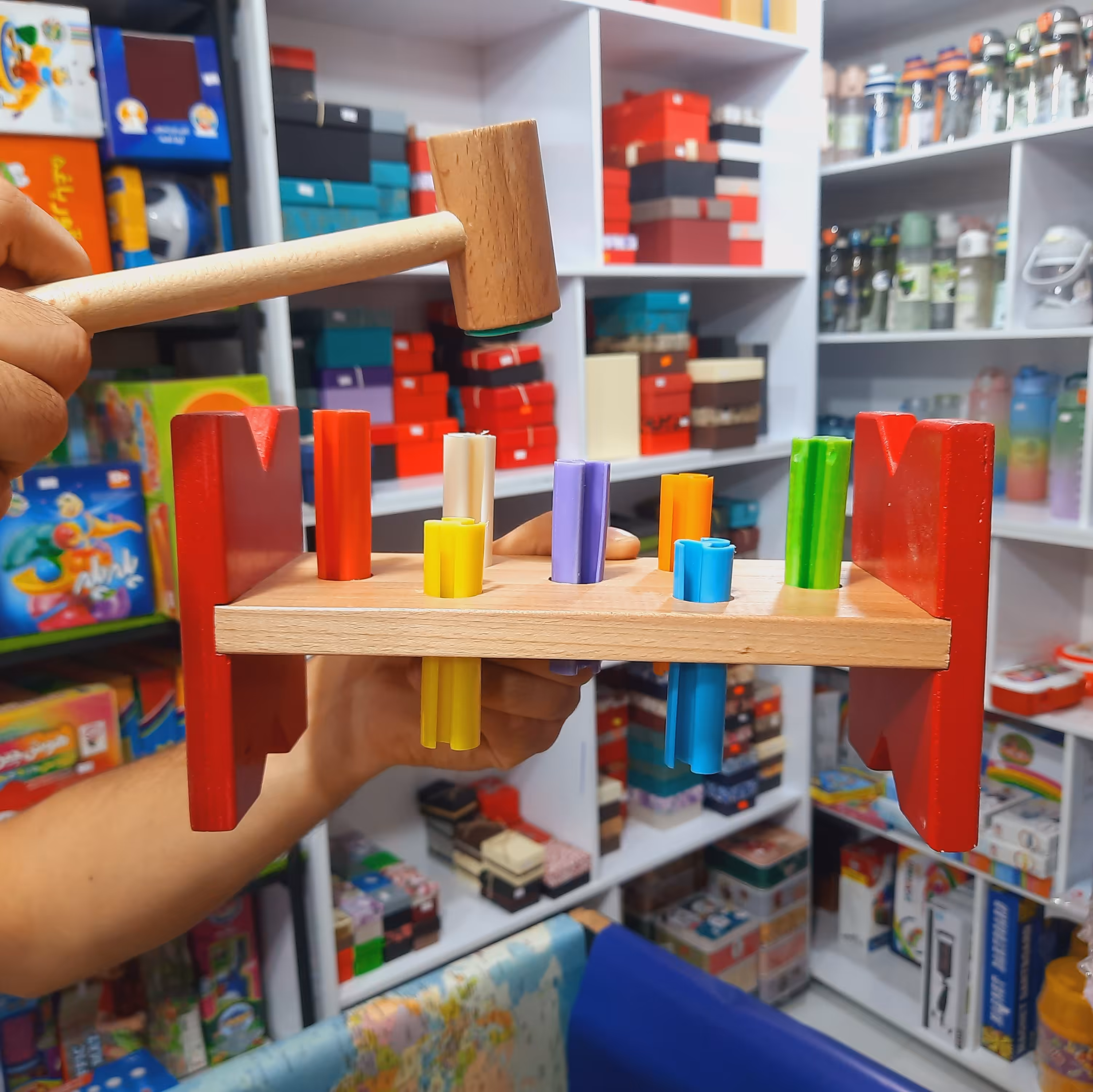 بازی فکری صفحه اشکال میخ و چکش چوبی