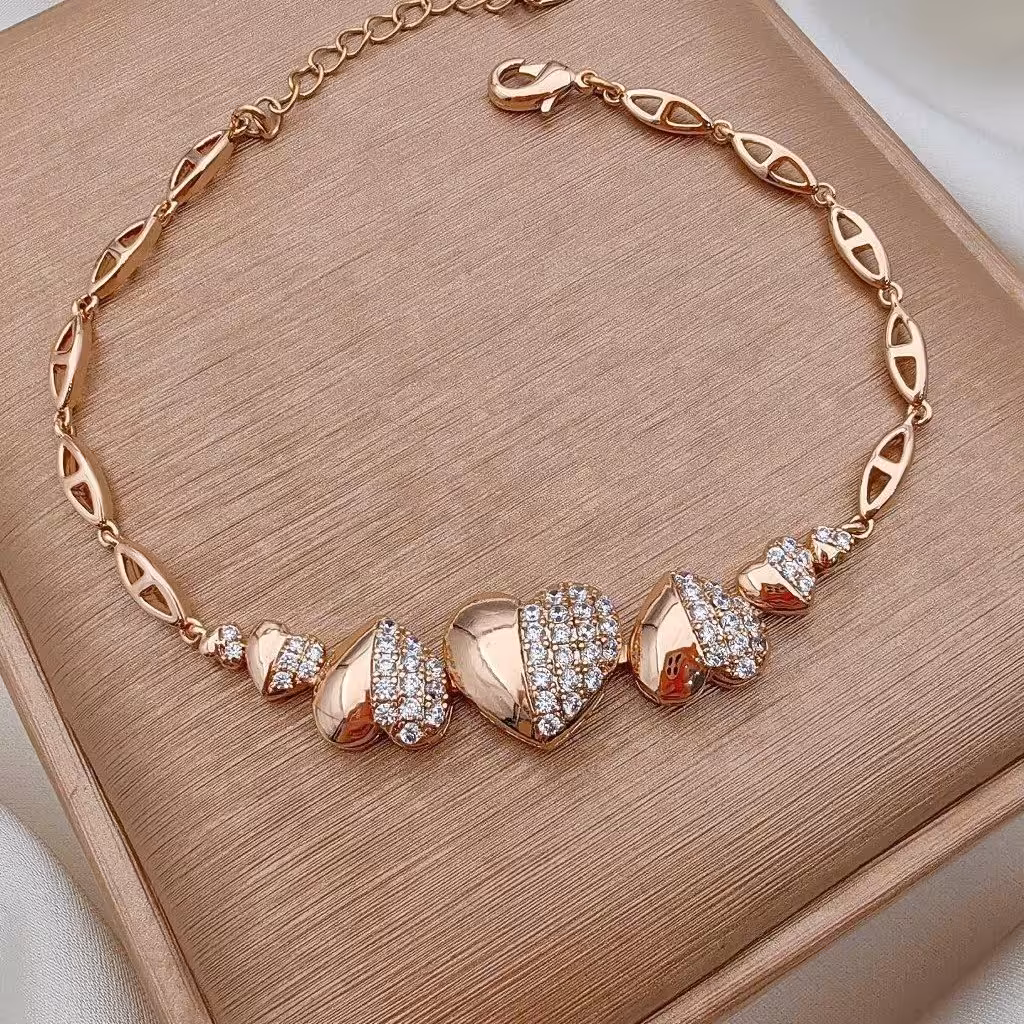 دستبند طرح قلب از برند محبوب شوپینگ 