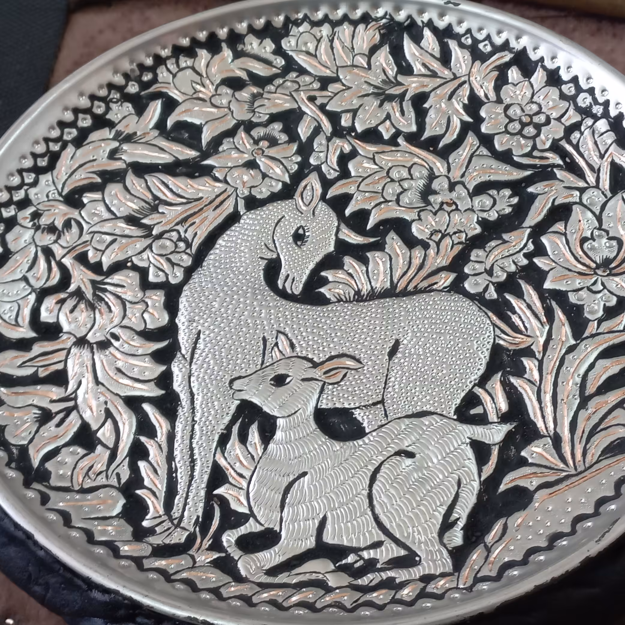 قلم زنی گل و مرغ ، جنس محصول مس سفید شده 