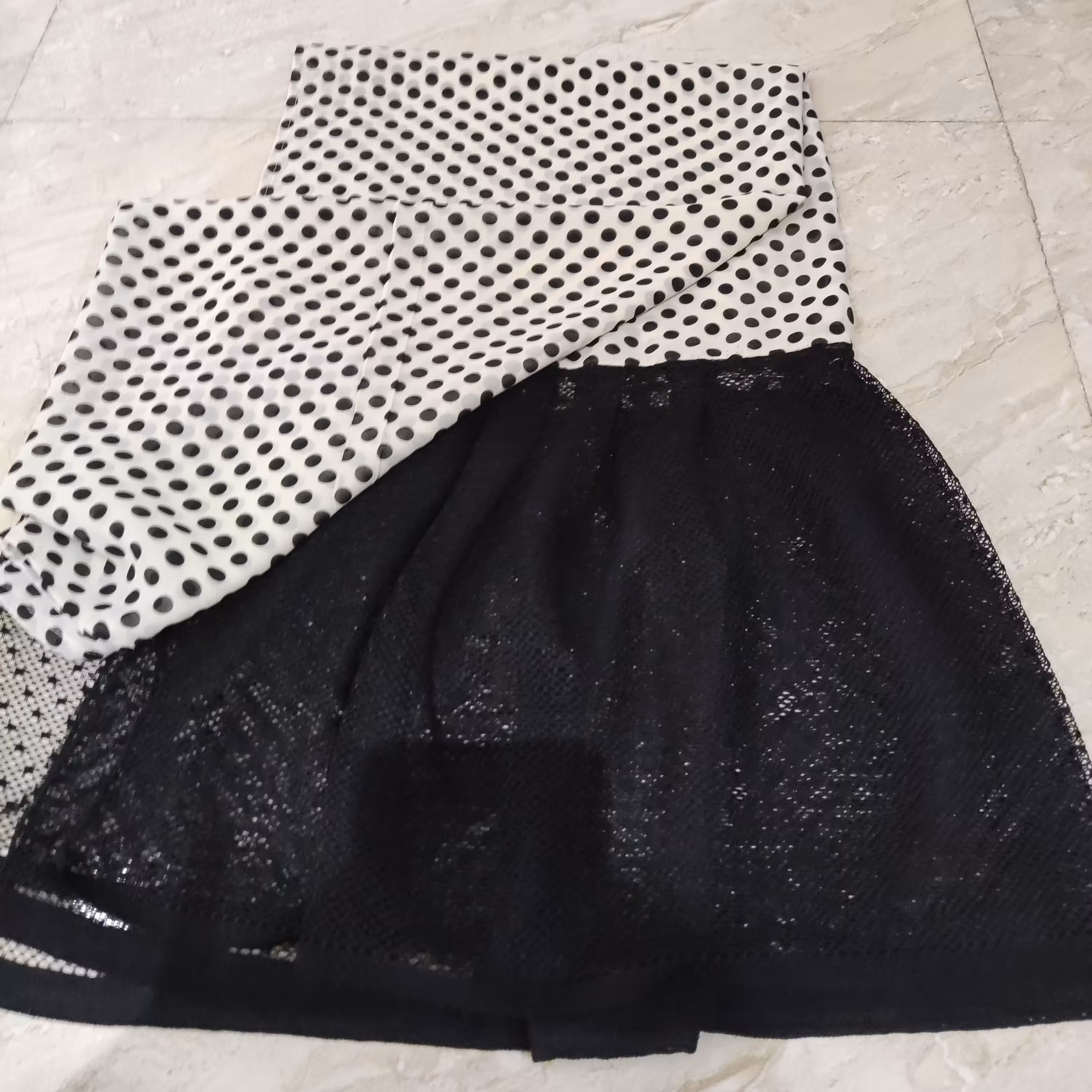 شال حریر هندی خالخالی جنس اعلا  با حاشیه دانتل مشکی قواره بزرگ 200 در 75 (رنگ شیری جذاب)