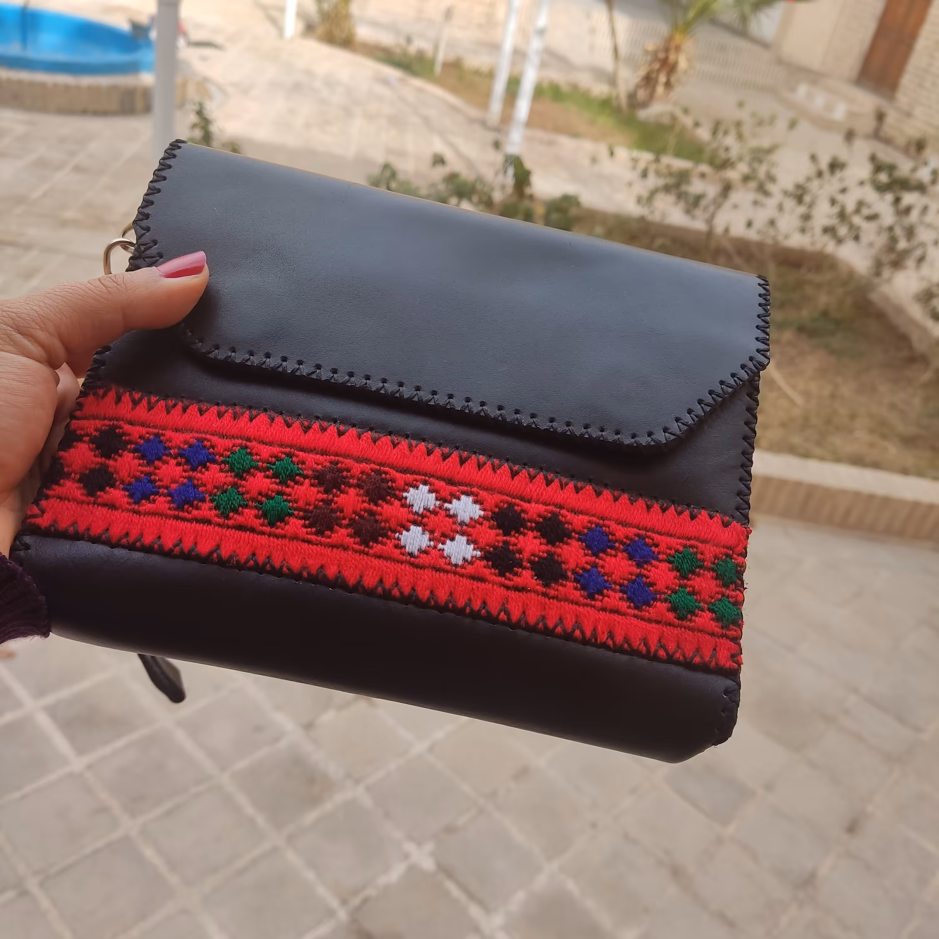 کیف چرم طبیعی زنانه همراه سوزن دوزی دست و تماما دست دوز مدل ققنوس 1