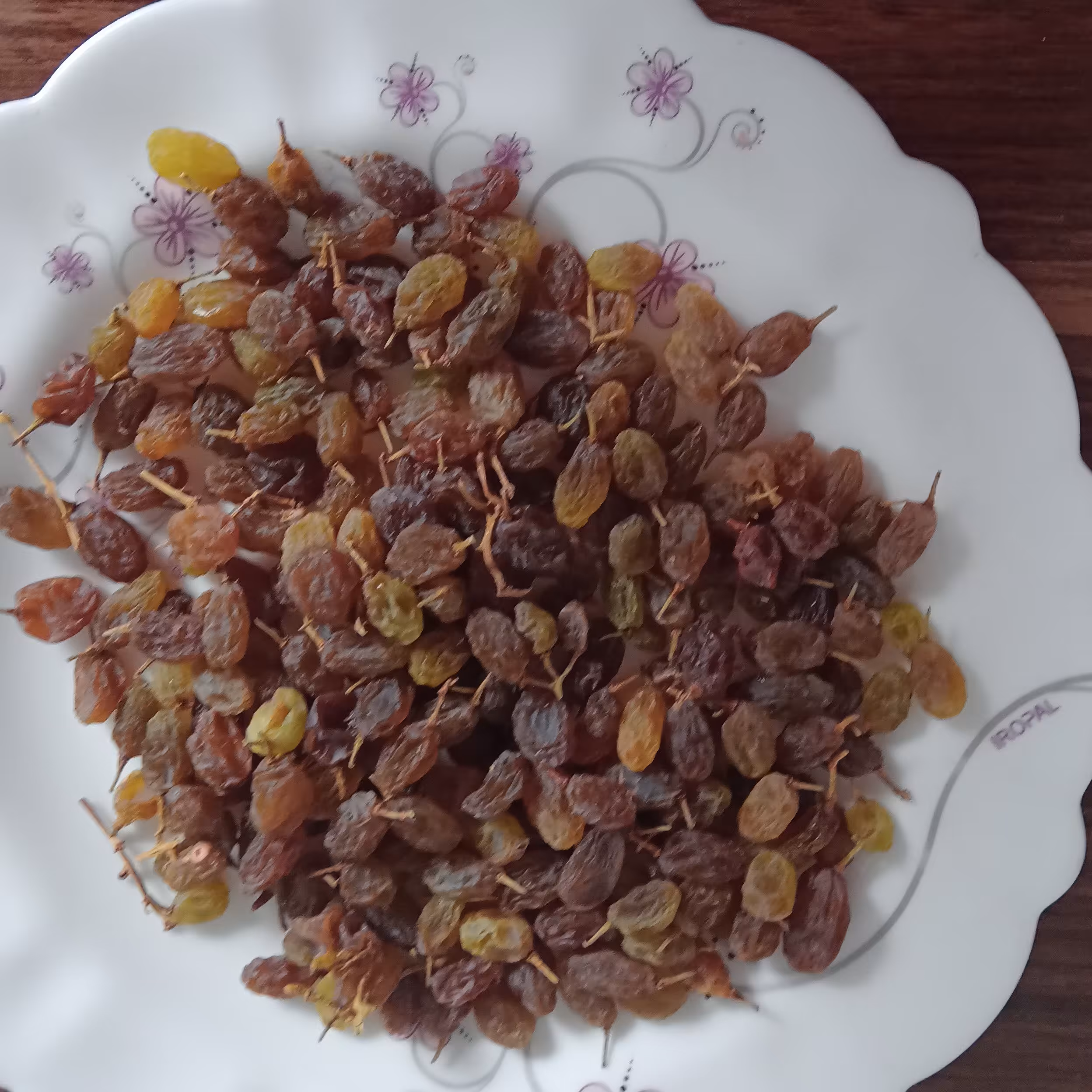 کشمش سالم و تمیز  گوشتی  بدون پوکی وخرابی مناسب برای آجیل 