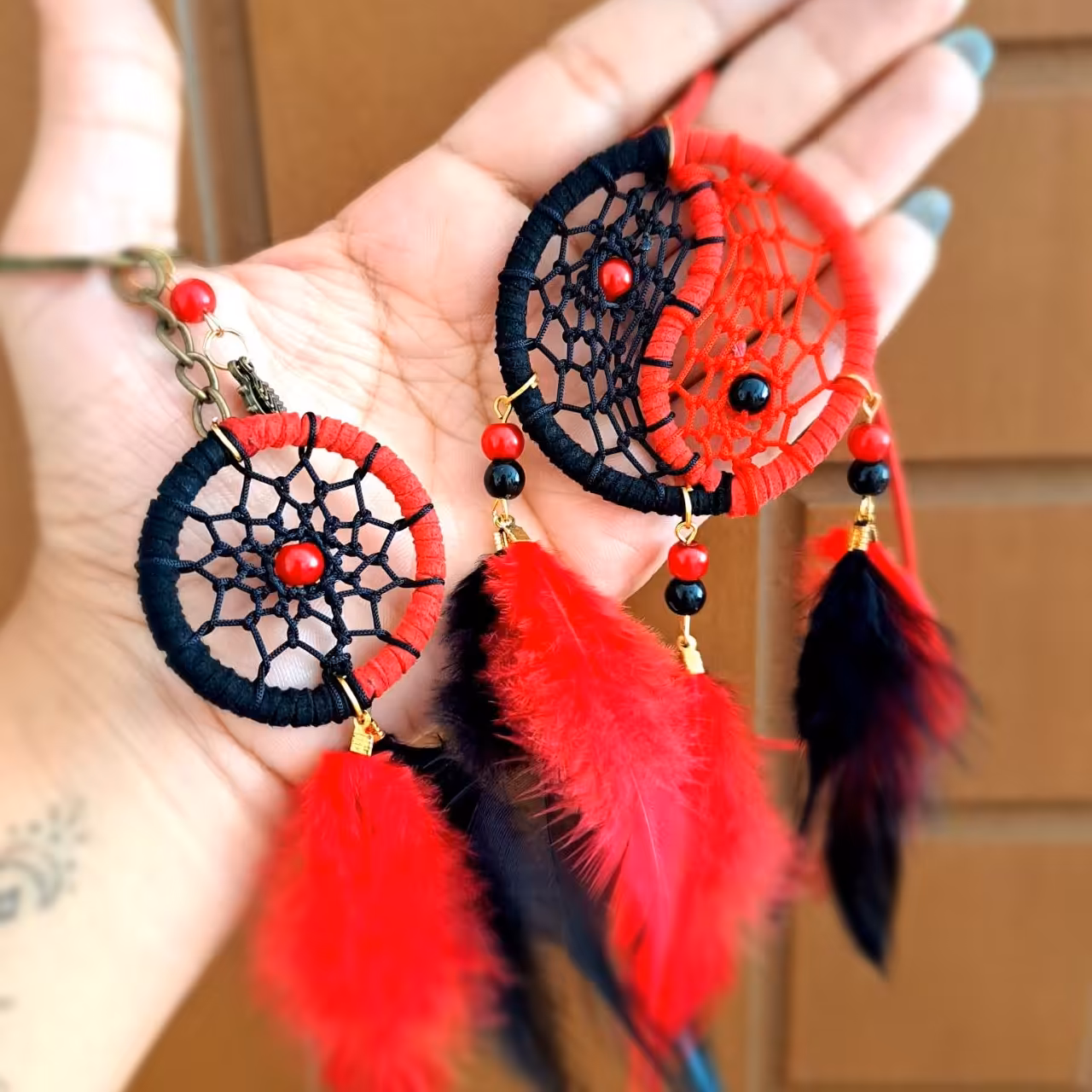 اویز ماشین و جاسویچی یین یانگ قرمز مشگی با ارسال رایگان