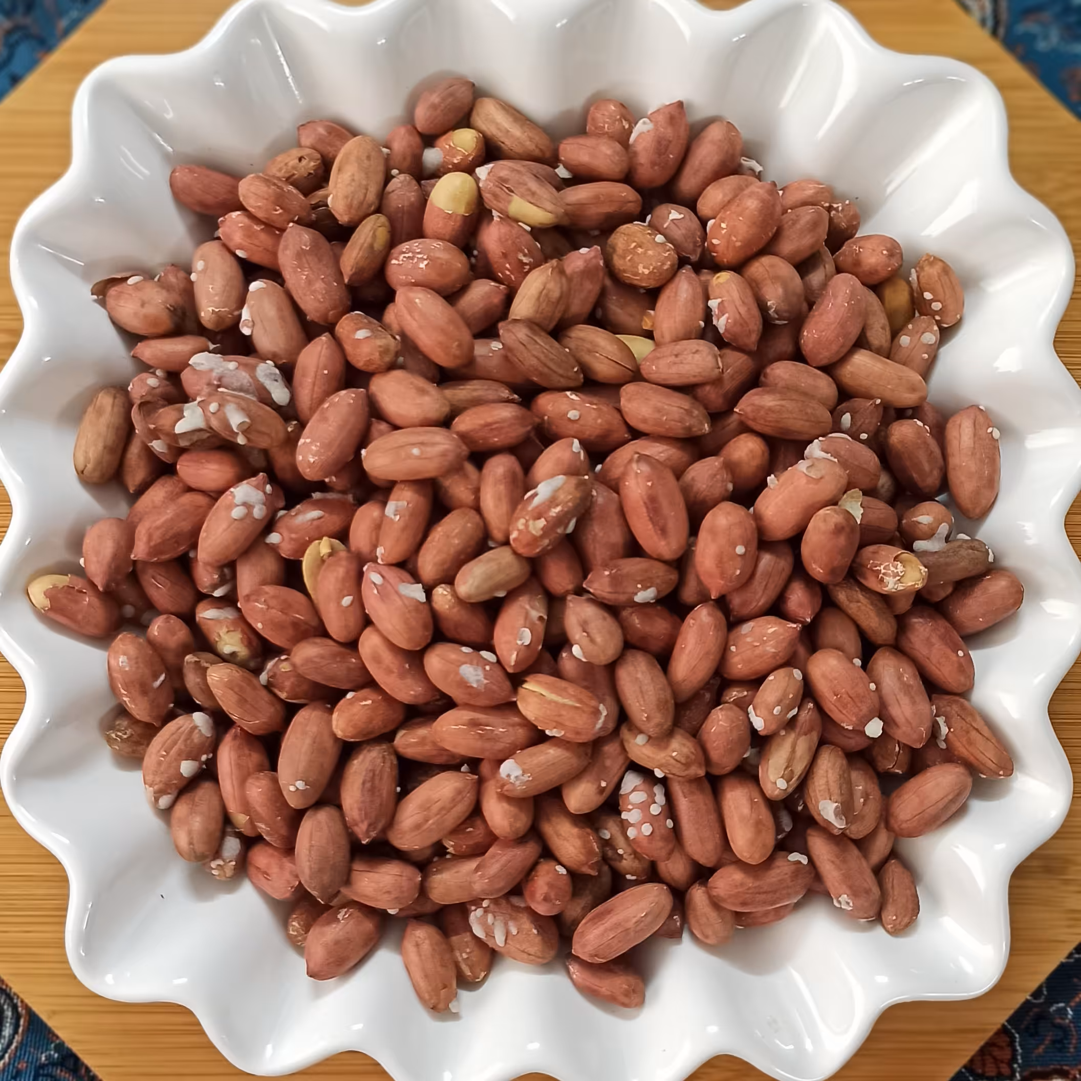 بادام زمینی درجه یک آستانه مثبت آجیل یک کیلویی کاملا ایرانی