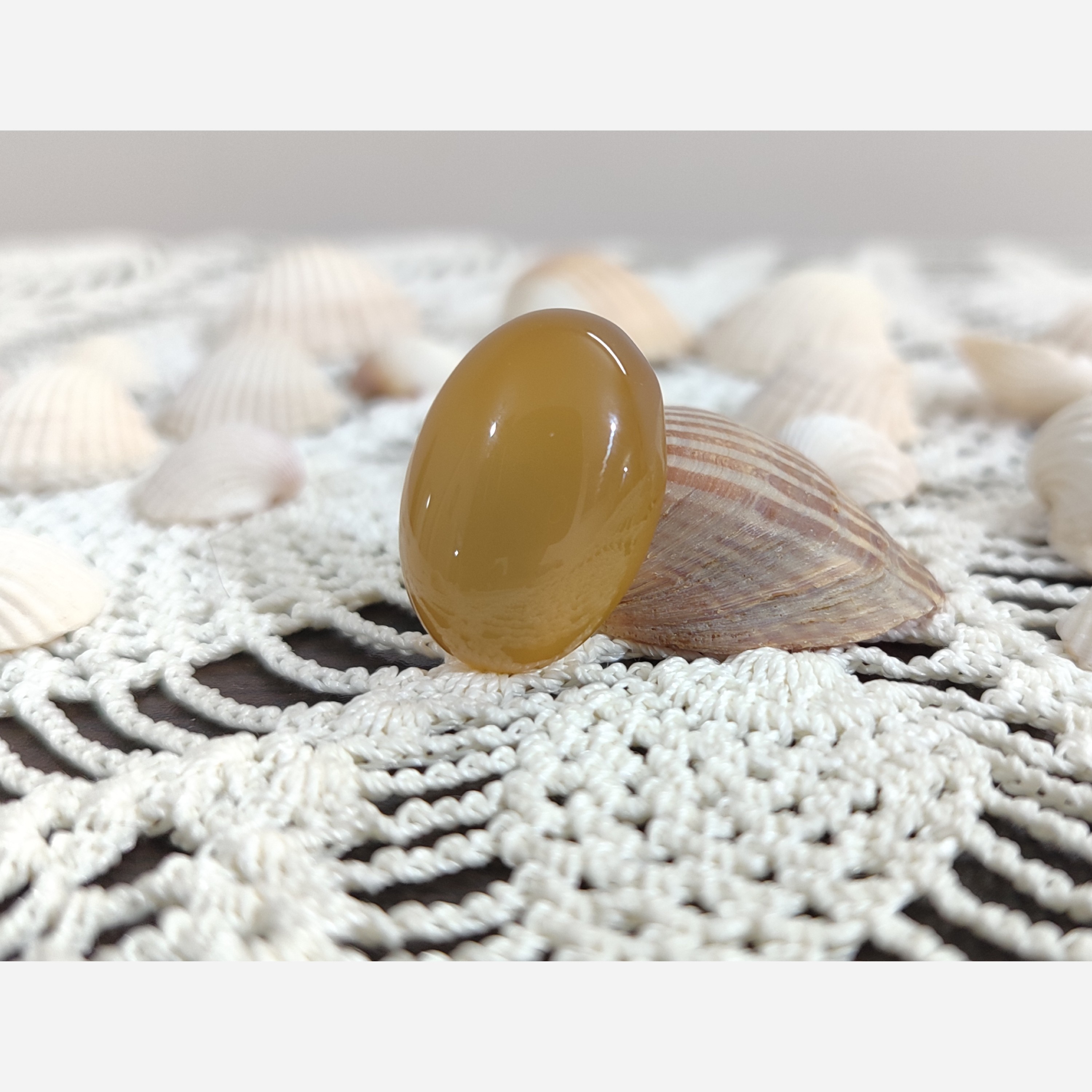 نگین زرد عسلی غولپیکر آبدار و معدنی خاص