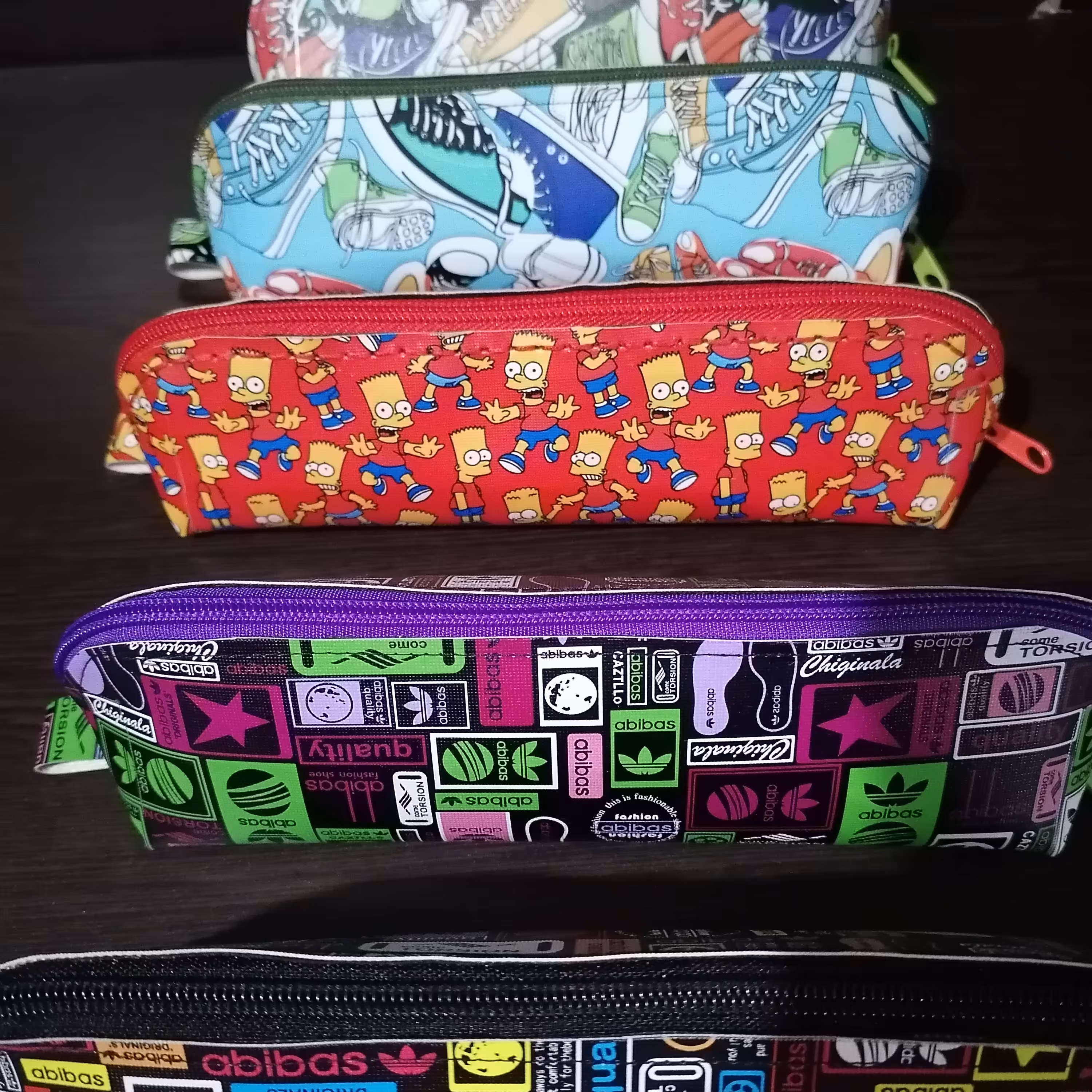 جامدادی هلالی طرح کتونی تیره