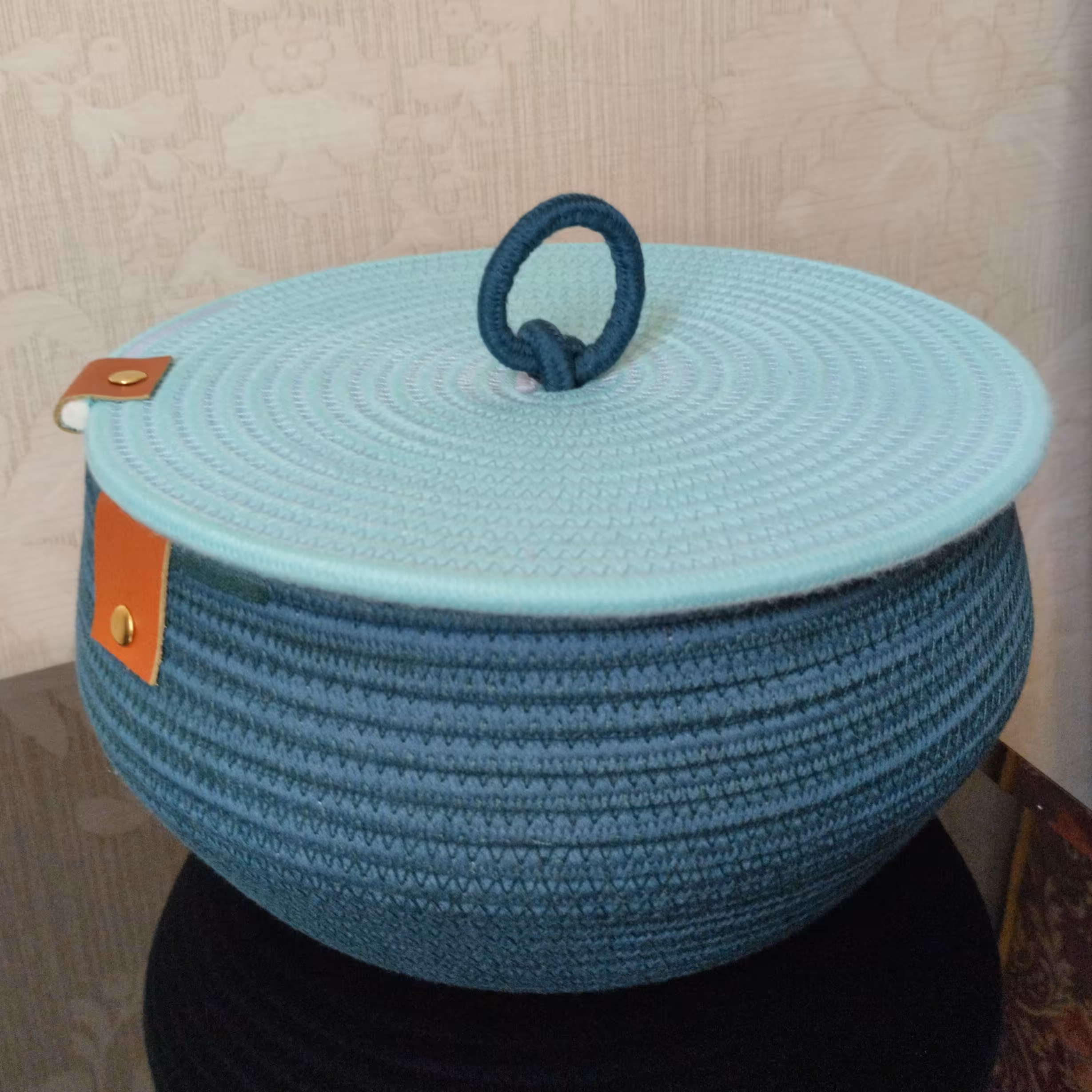 باکس قیطان دردار خمره ای شکل دارای رنگبندی و بسیار پرکاربرد