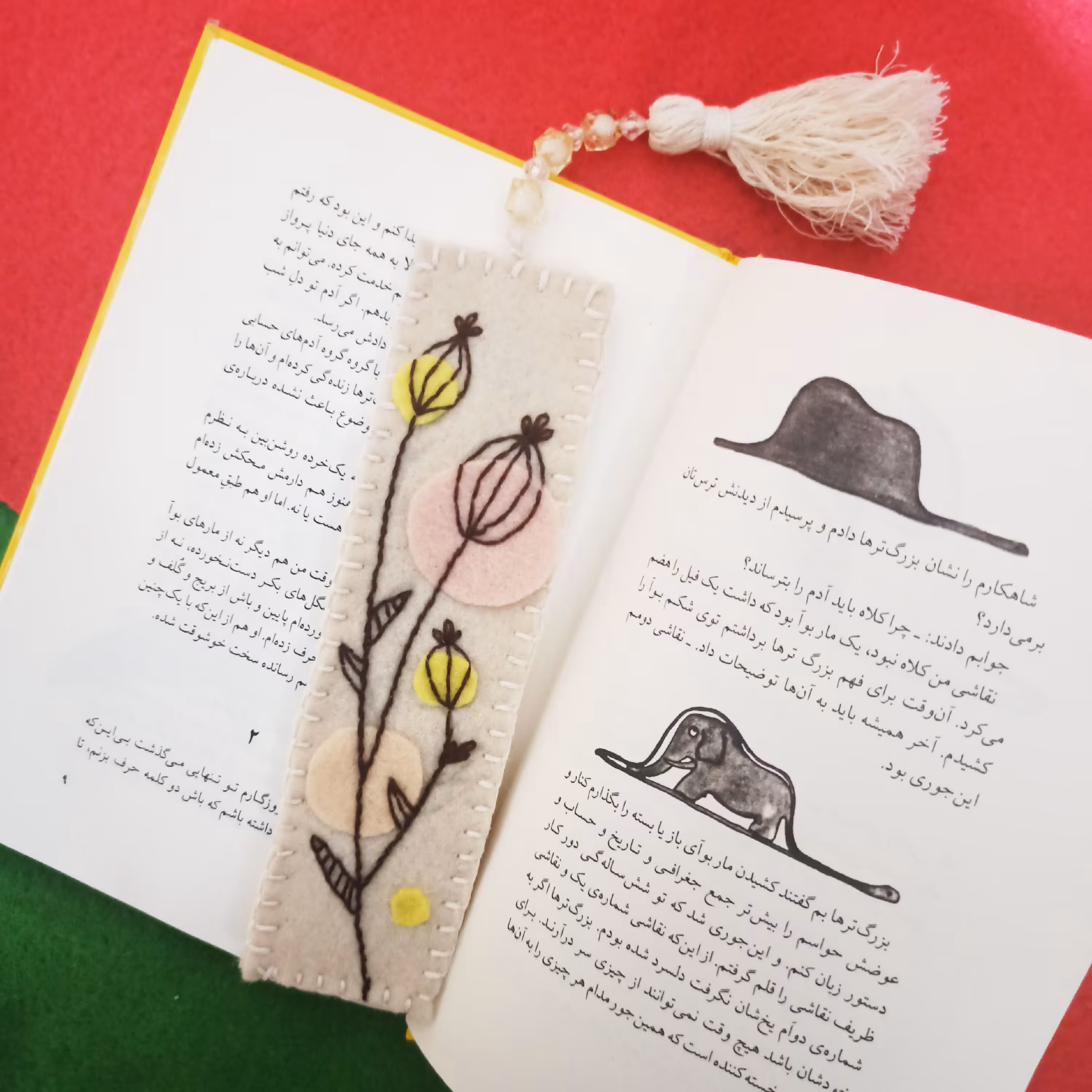 نشانگر کتاب یا بوک مارک نمدی گلدوزی شده طرح مینیمال 