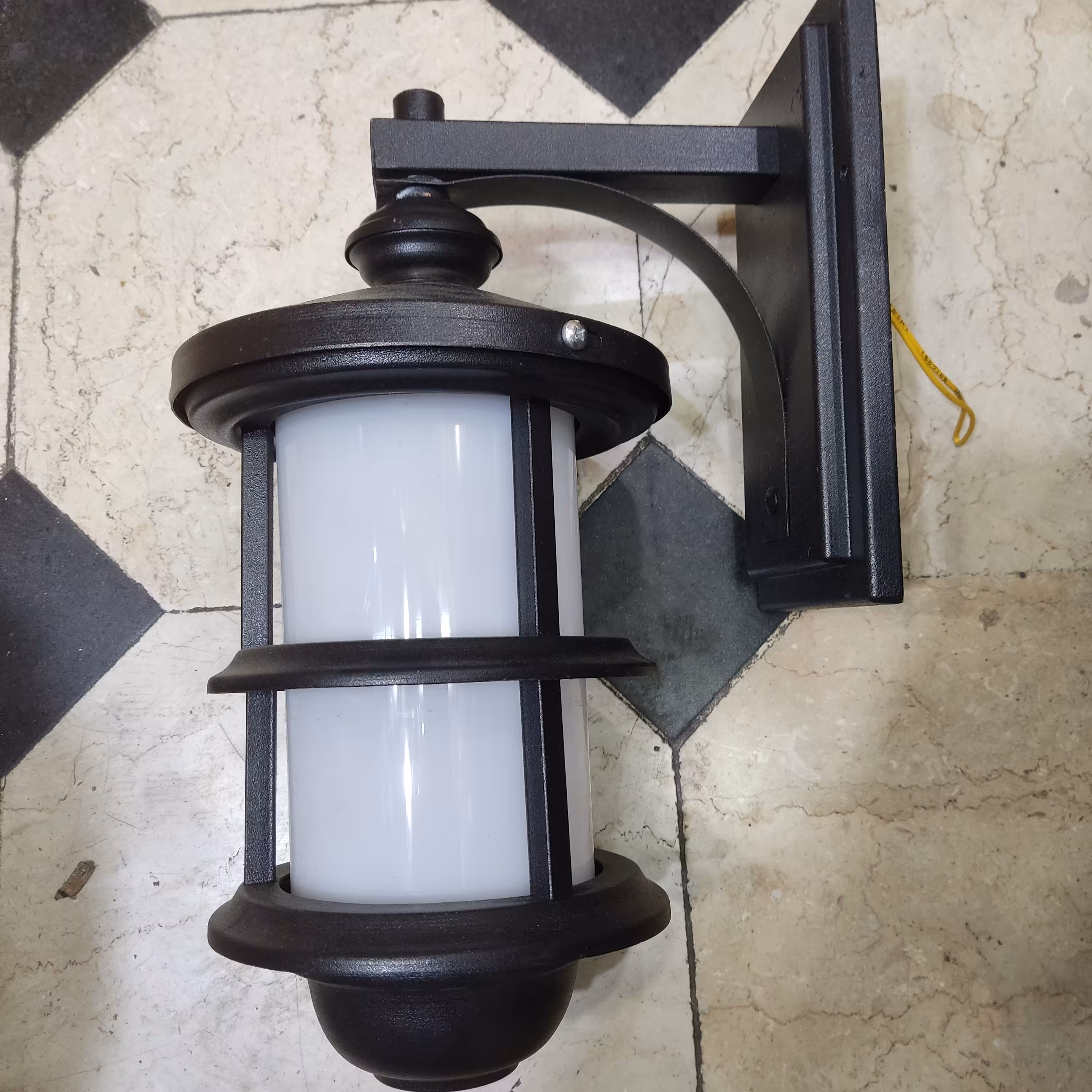 چراغ دیواری فلزی