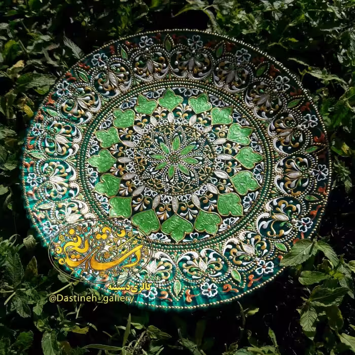 بشقاب شیشه ای نقطه کوبی