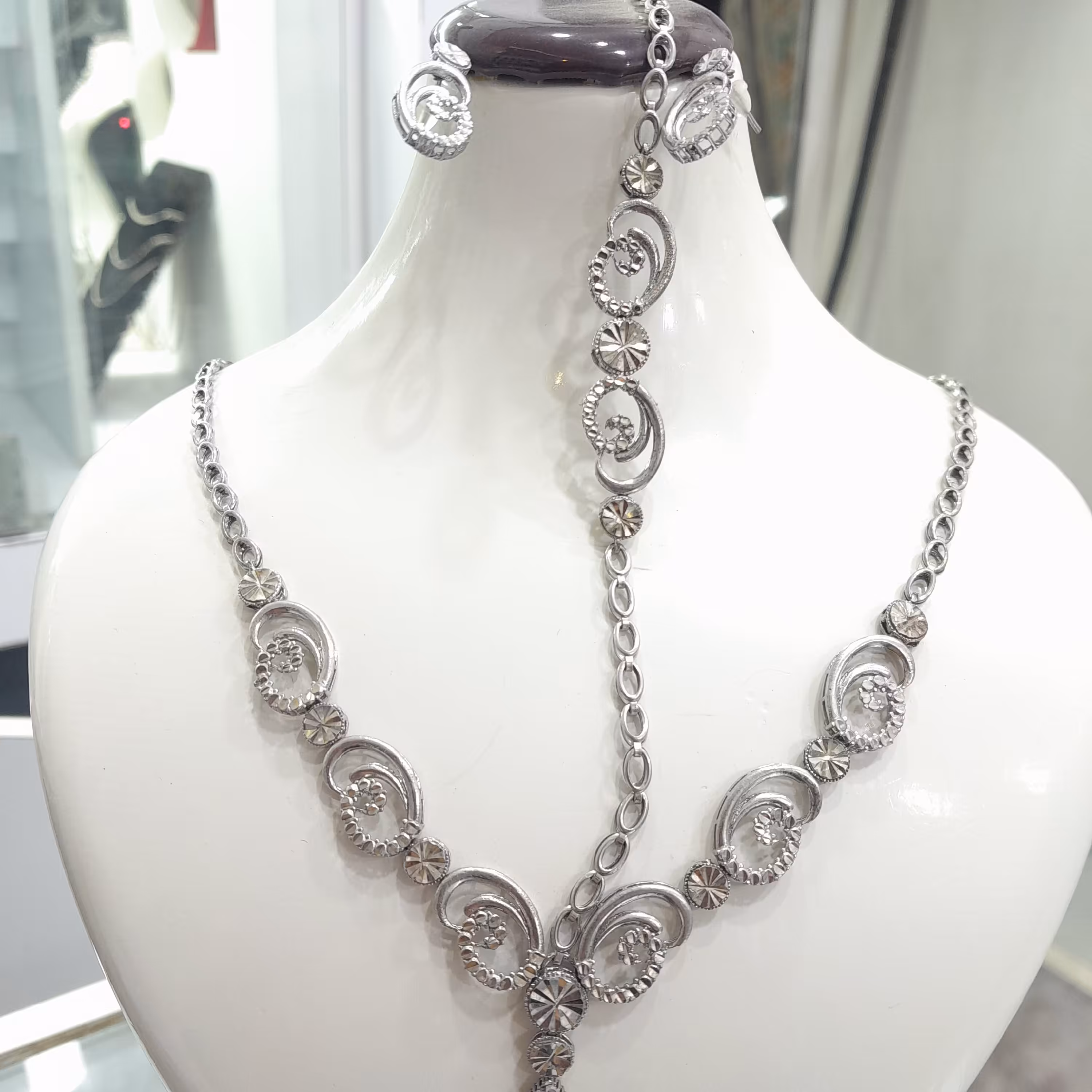 سرویس نقره بسیار شیک و محکم،بافاکتور فروشگاهی معتبربا وزن 11.41گرم سبک وشیک