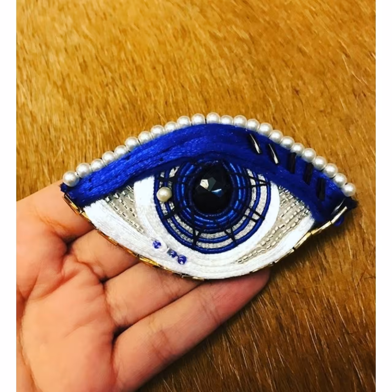 سنجاق سینه چشم نظر آبی با نخ قیطان ابریشمی