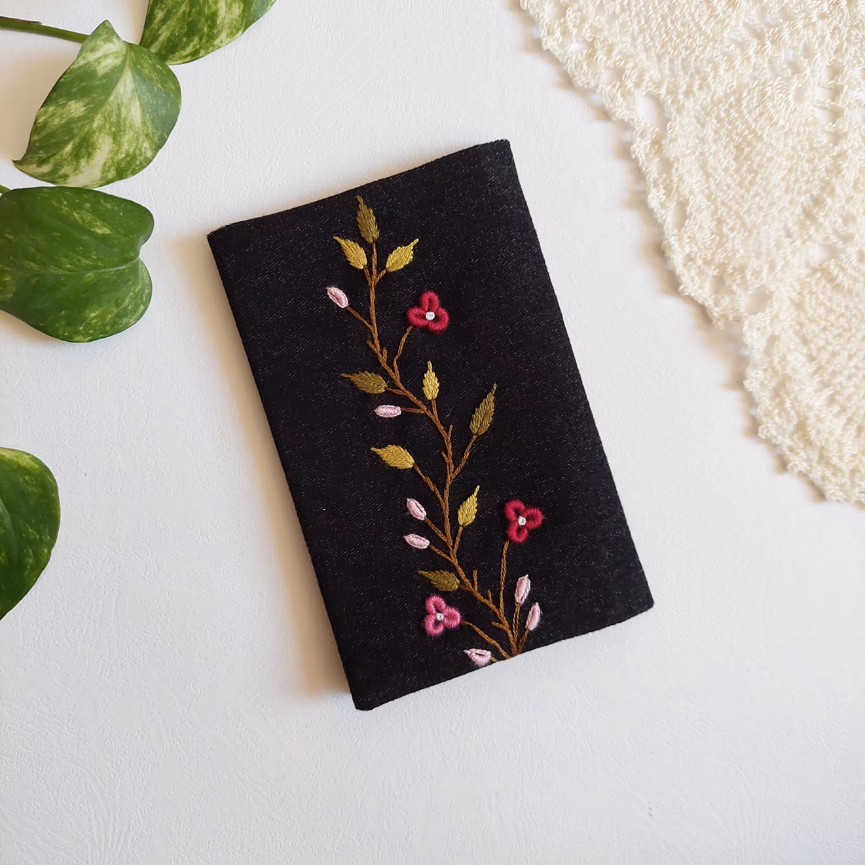 جای دستمال کاغذی گلدوزی شده با دست کاملا دست دوز طرح گلهای ارغوانی