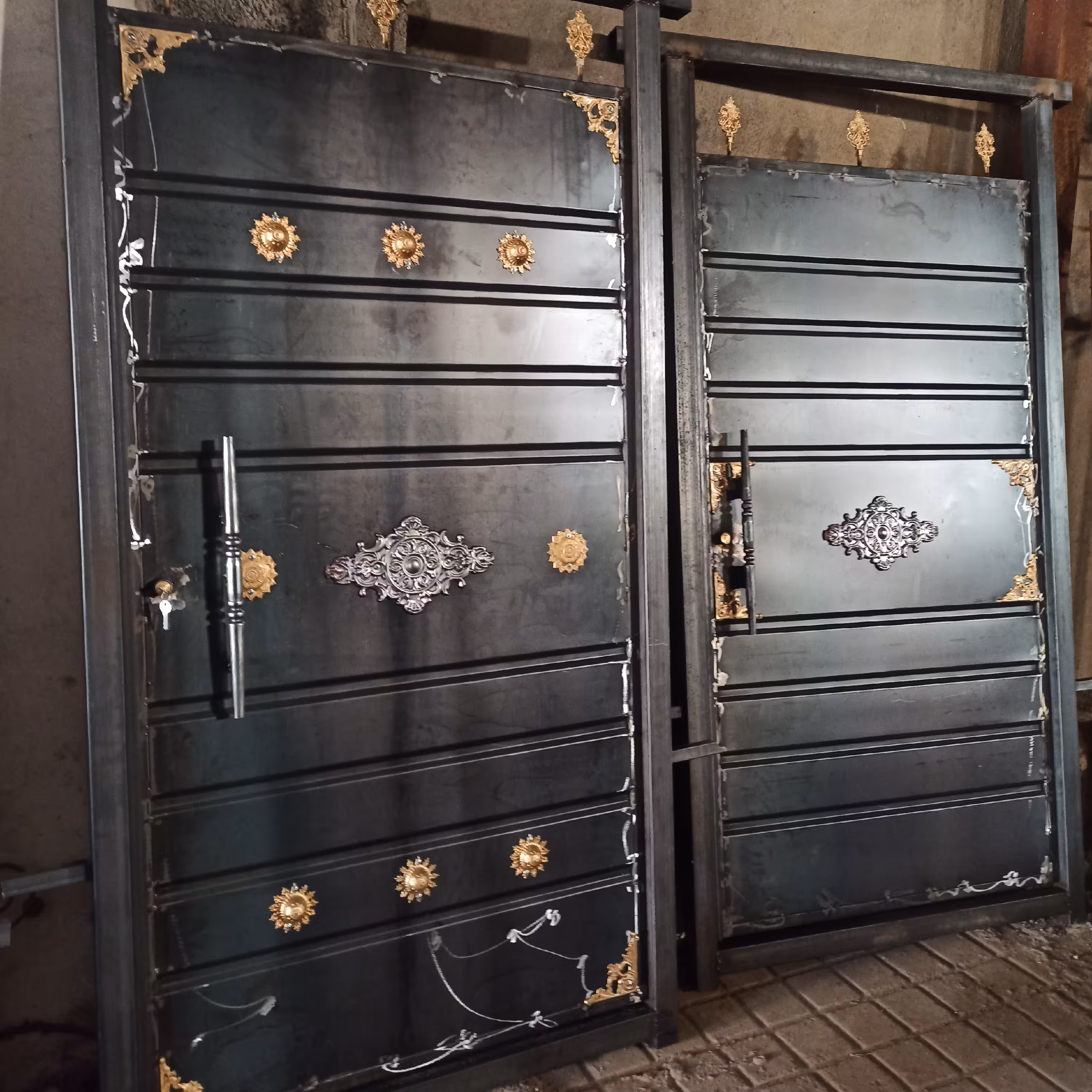 درب نفررو حیاط آهنی 