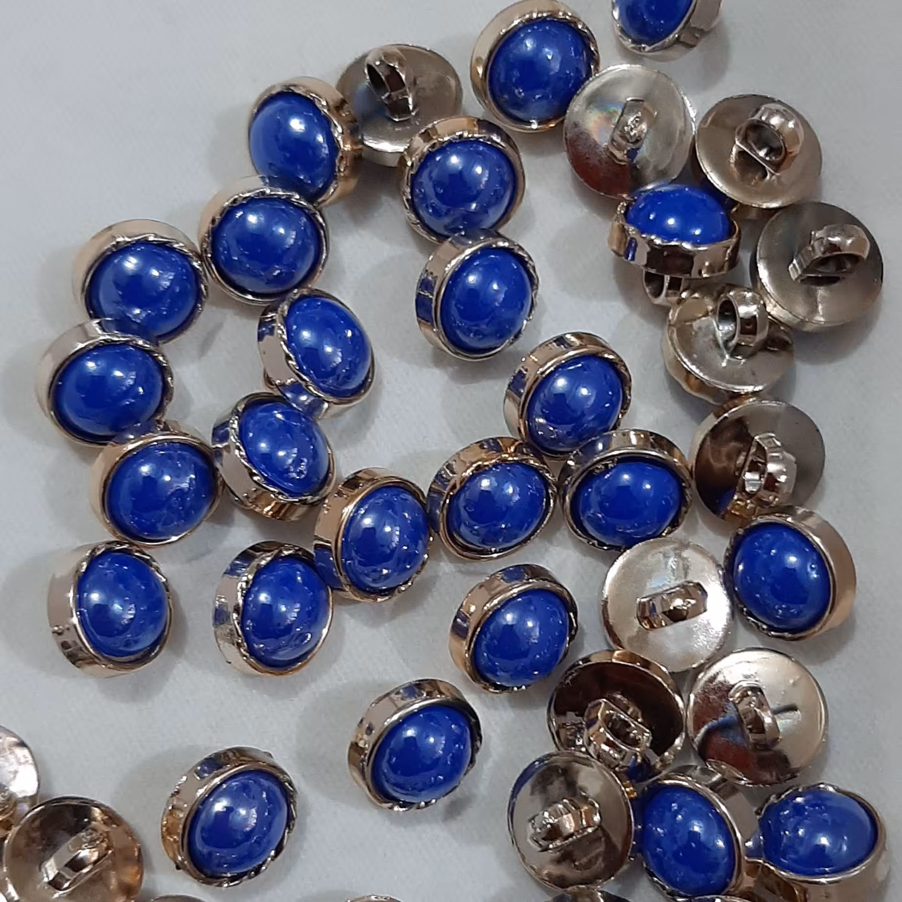 دکمه شومیزی دور فلزی و پایه فلزی . مناسب  شومیز  پیراهن .سراستین و لباس دخترانه 