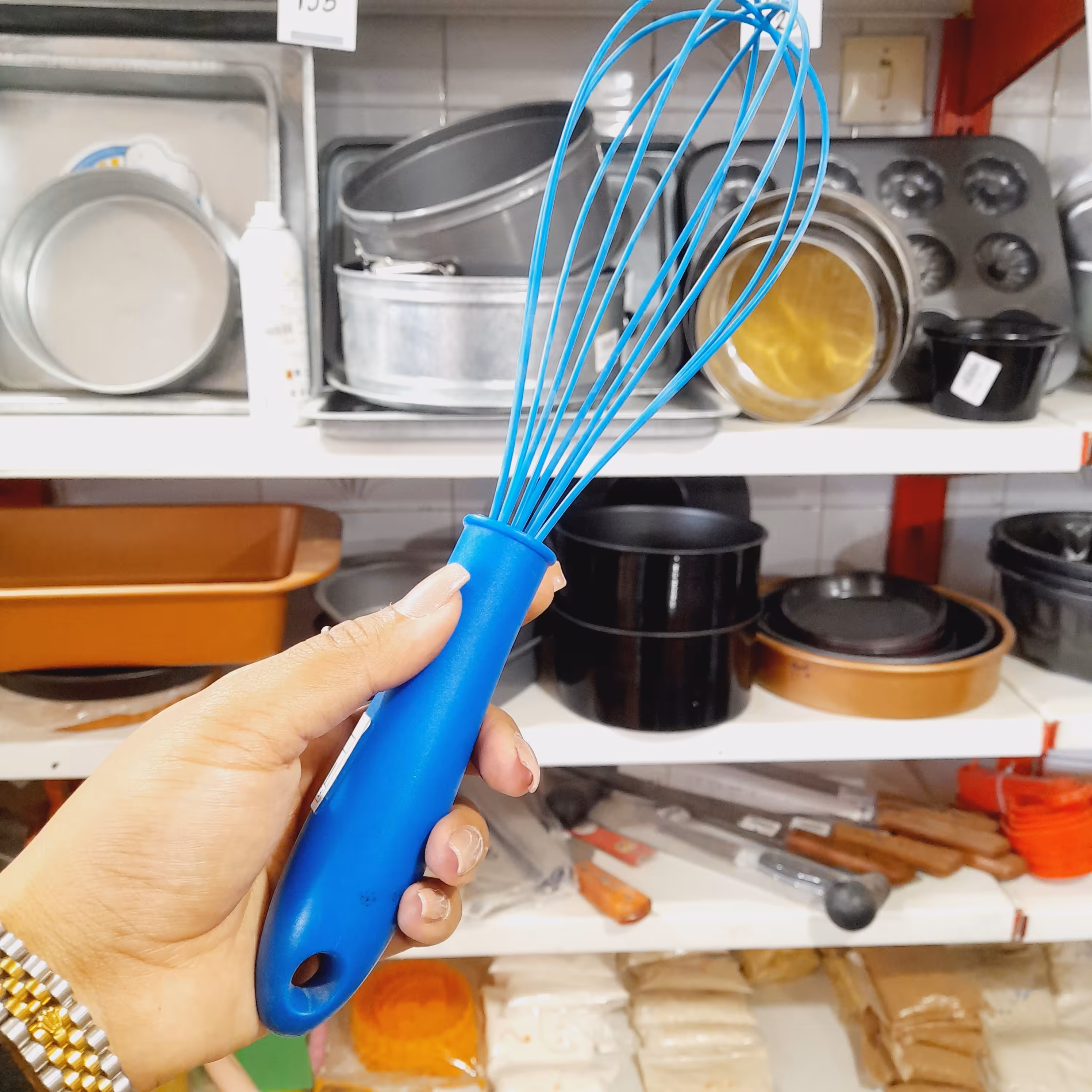 همزن اعلا  جنس سیلیکونی بزرگ  رنگ آبی  دسته دارای جای آویز