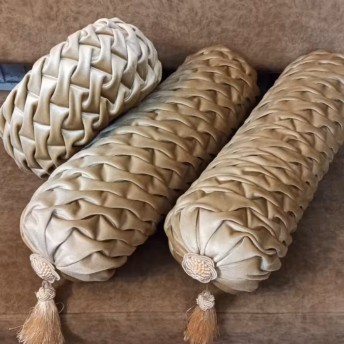 کوسن 3عدد گریت شامل یک گرد و دو عدد استوانه گریت بامنگوله رنگ نسکافه ای