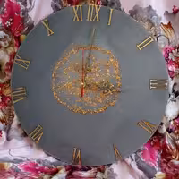 ساعت رزین و چوب رنگ طوسی و مرکز ساعت با ورق طلا کار شده 