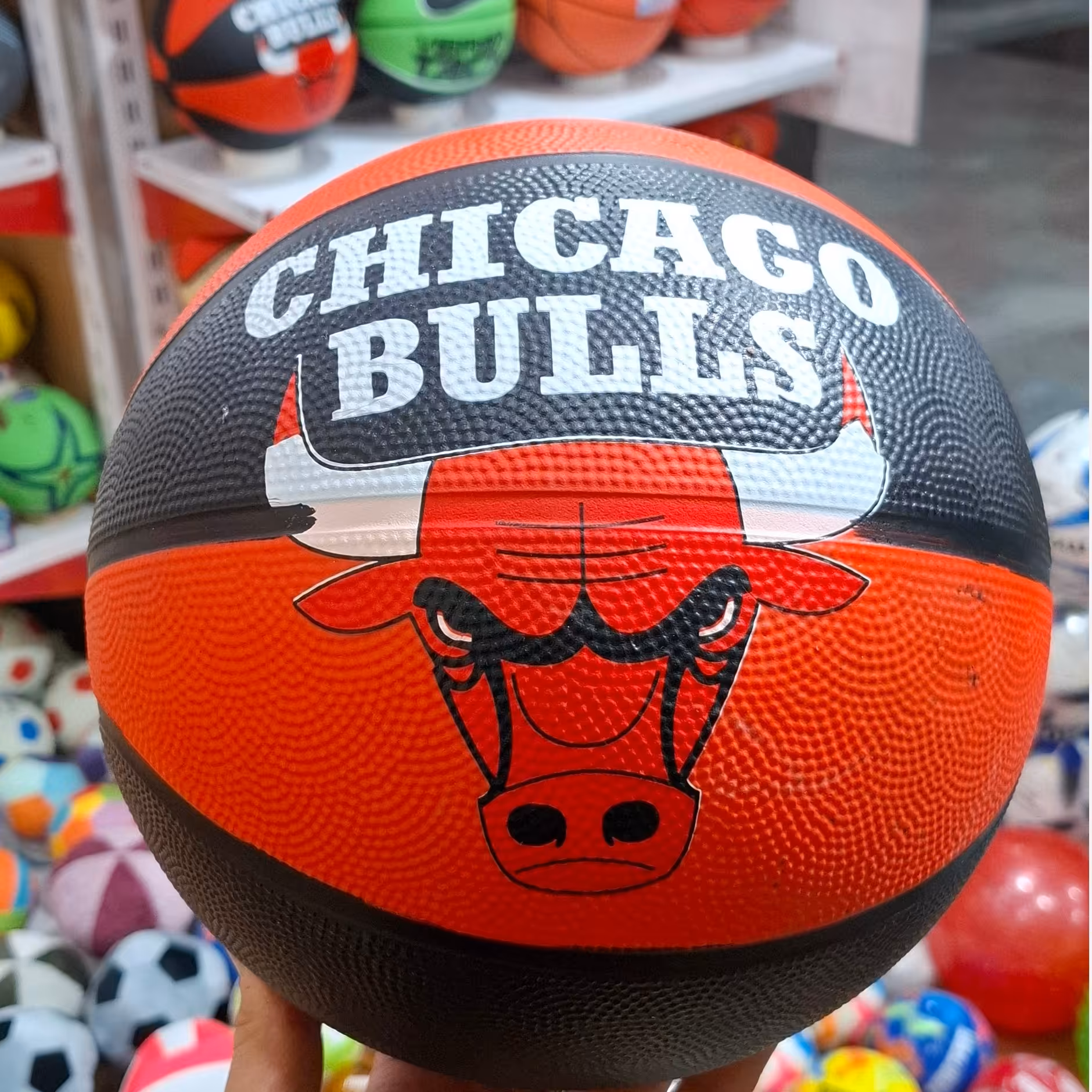 توپ بسکتبال سایز 7 لاستیکی  با ضمانت وسوزنی وارسال رایگان در ارزانکده توپ کرمان 