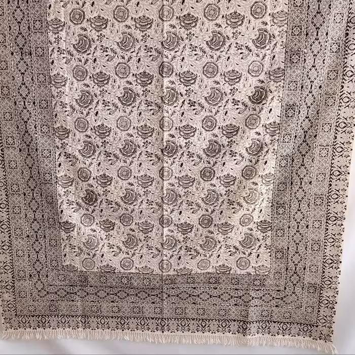 رومیزی قلمکار اعلا صادراتی 200 در 135 طرح سیاه قلم