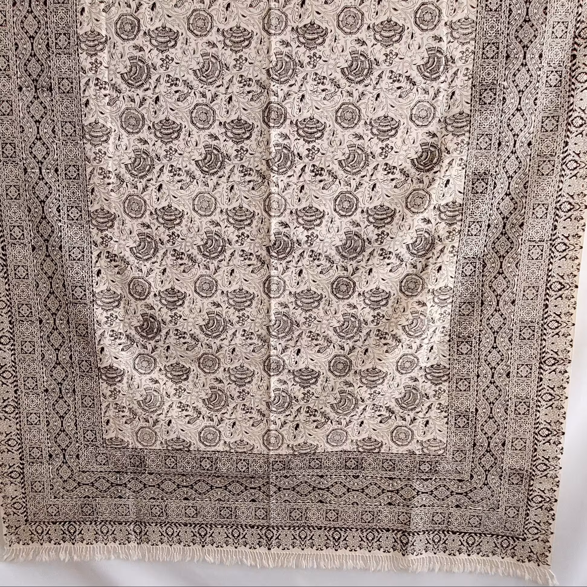 رومیزی قلمکار اعلا صادراتی 200 در 135 طرح سیاه قلم