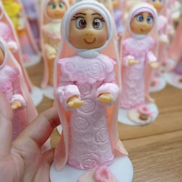 مجسمه.(تاپر  فرشته )در انواع  رنگها و طرح‌های  مختلف  با توجه به نیاز و سلیقه  مشتری عرضه میگردد.