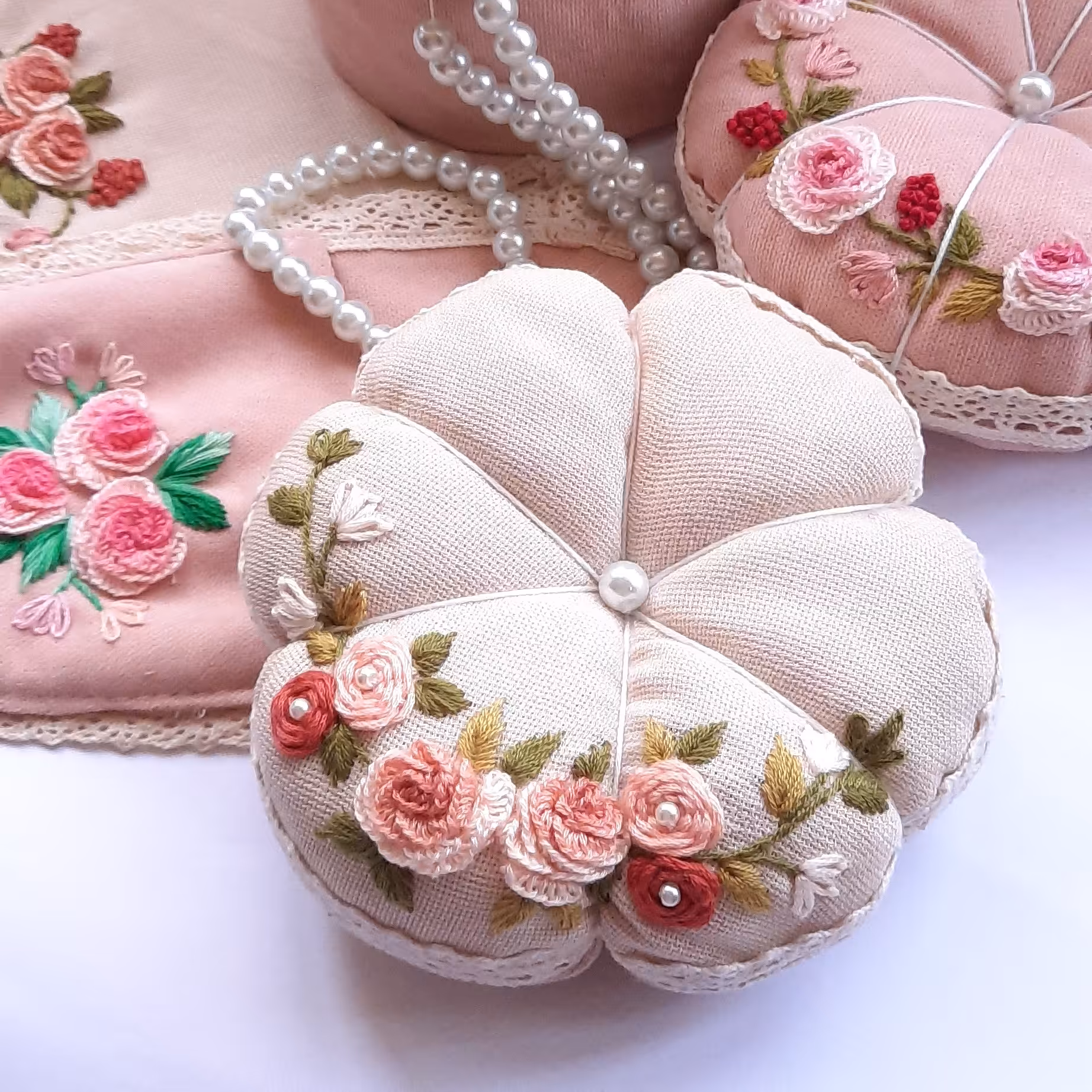 جا سوزنی گلدوزی شده با دست رنگ کرم و  صورتی،قابل سفارش با رنگ و طرح دلخوا