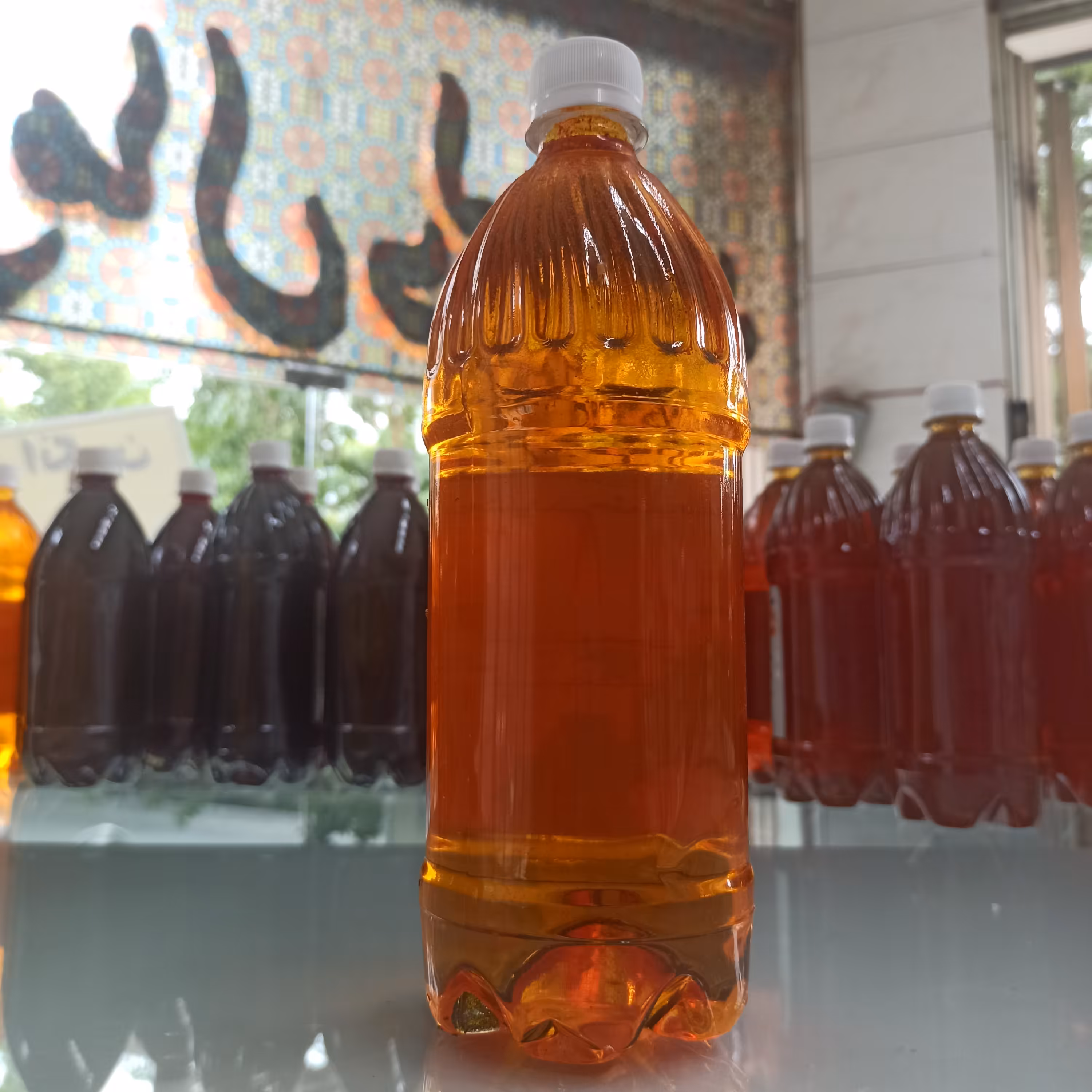 شربت زعفران تحفه اصفهان همراه با رشته های زعفران