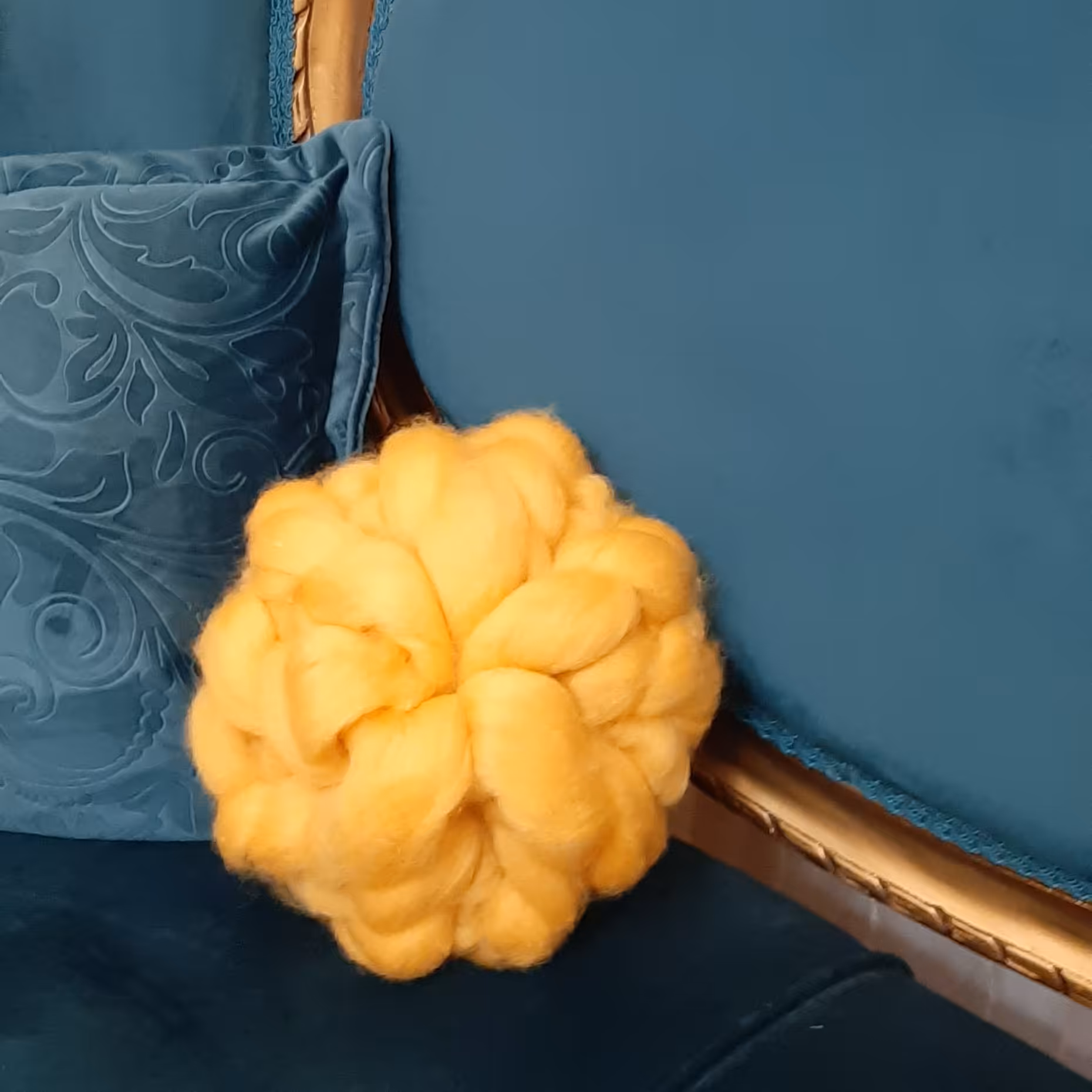 کوسن چانکی دستبافت مدل   آفتابگردان سایز کوچک قیمتی باورنکردنی