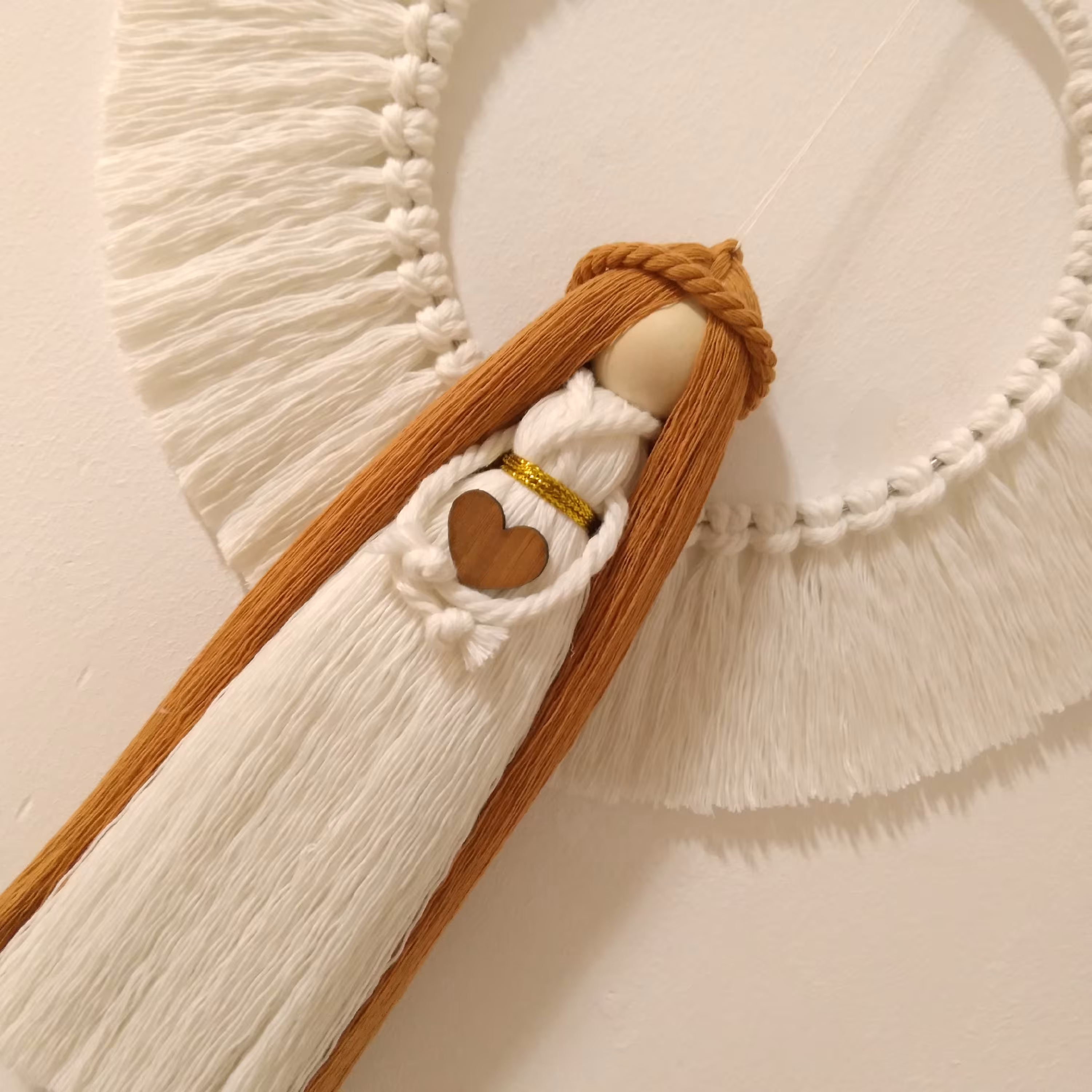 فرشته بالدار مکرومه