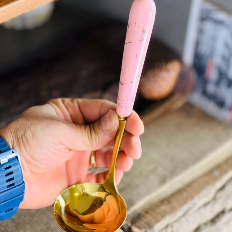 ملاقه دسته سرامیکی ماربل 21 سانتی دارای رنگبندی از جنس استیل و سرامیک