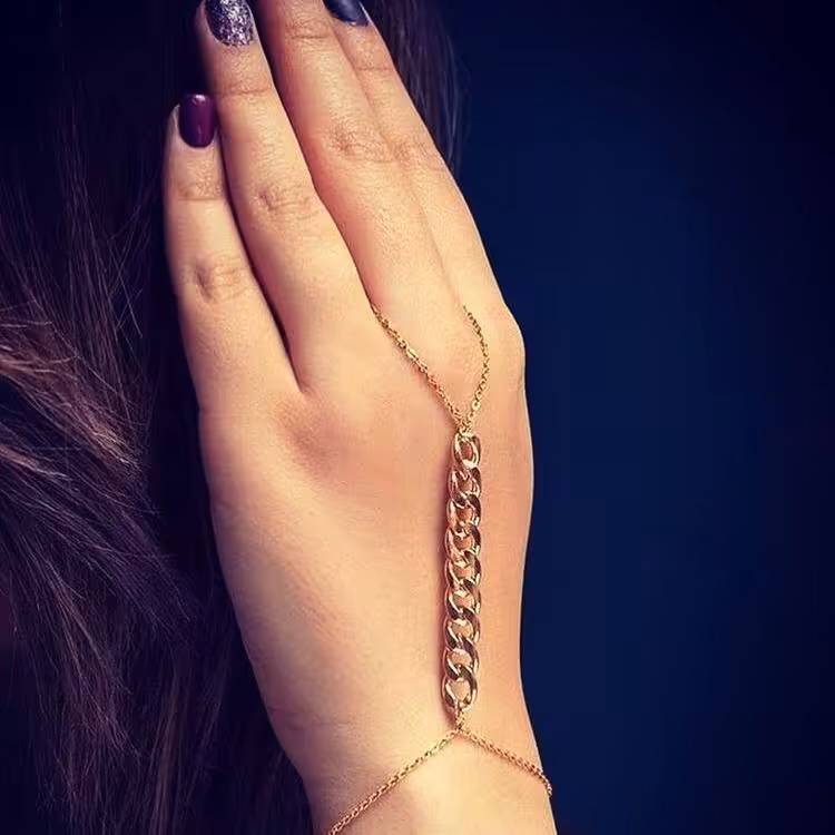 تمیمه طرح کارتیه با نمایی درخشان و رنگ ثابت با روکش طلا و  زنجیر سایز برای گشاد بستن