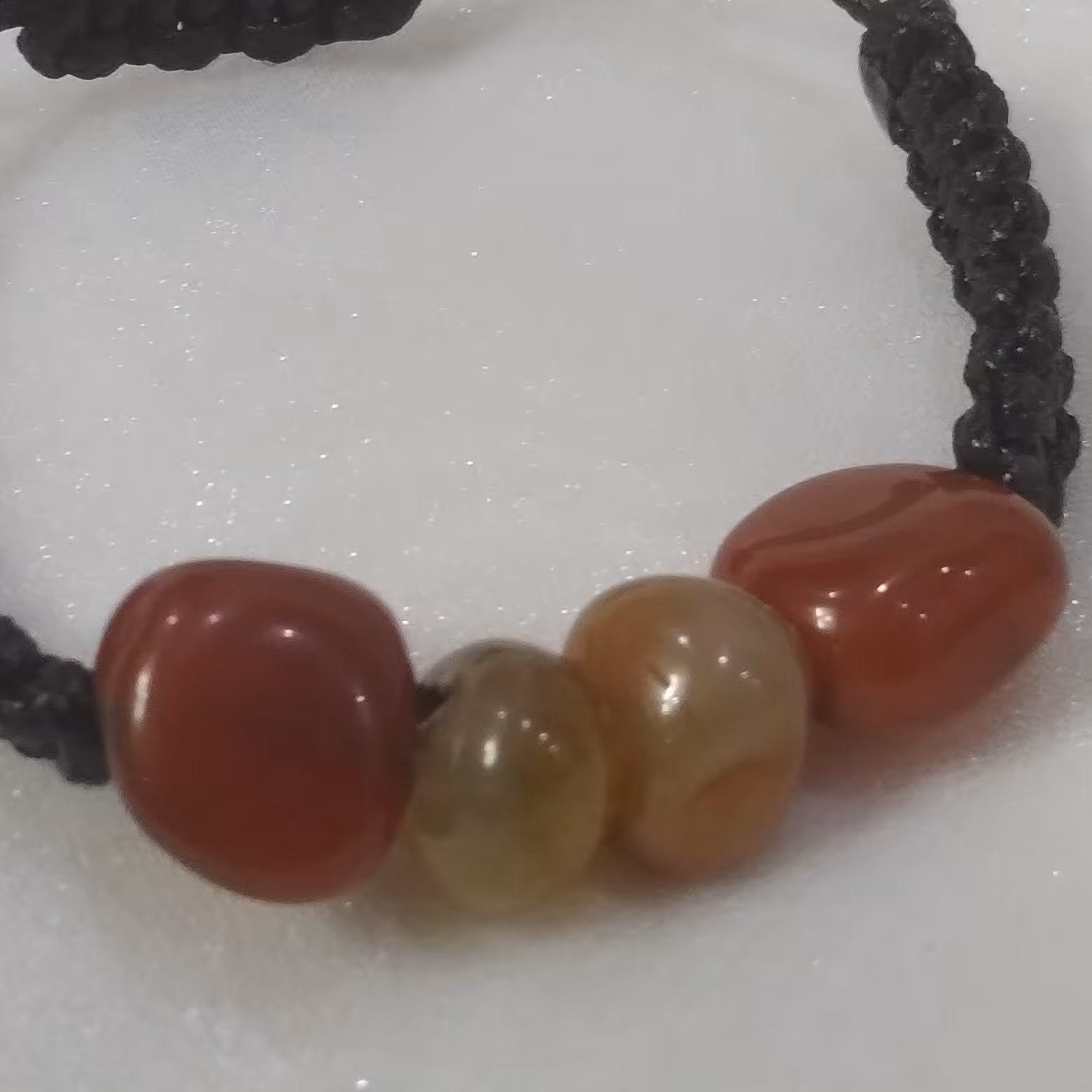 دستبند سنگ عقیق نامنظم بافت کشویی بافت چرم و بسیار محکم 