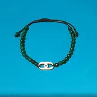 دستبند بافت.دارای سنگهای تراش خورده جید،رنگ سبز تیره به همراه پلاک استیل طلایی 