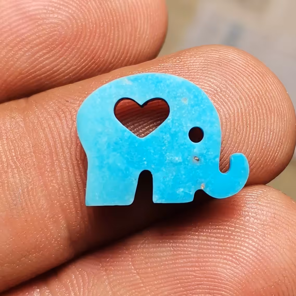 تراش و برش انواع نگین با طرح های مورد نظر مشتری  انجام  شده با ماشین 