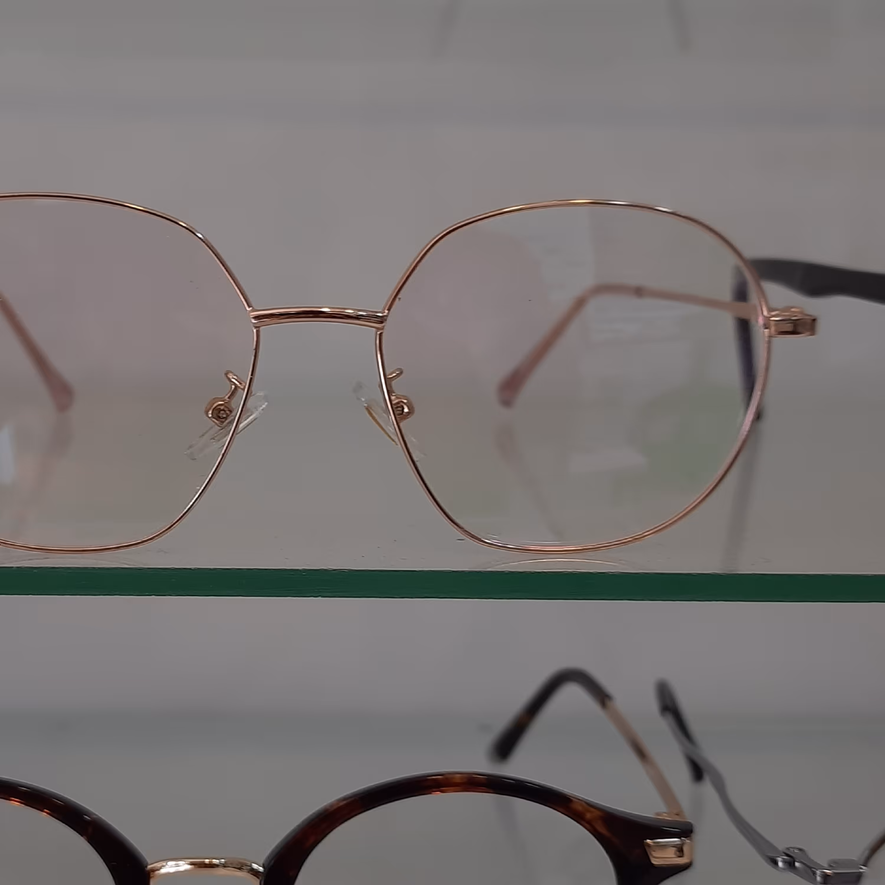 عینک  بلوکات مخصوص کار با کامپیوتر و گوشی موبایل 