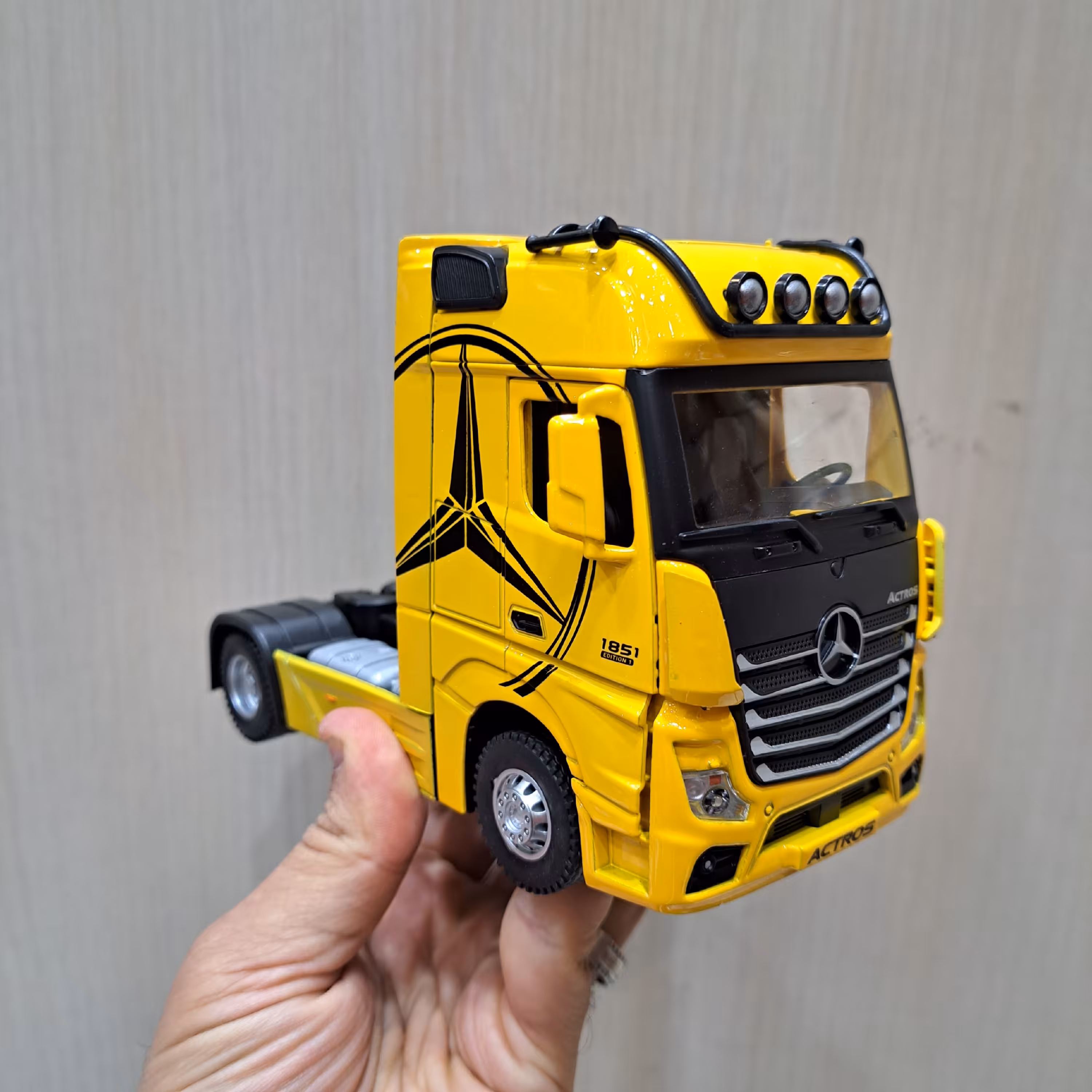 ماکت کشنده بنز فلزی درب بازشو صداوچراغ دار مقیاس 1.36 طول 17 سانت کیفیت بالا وسنگین وزن