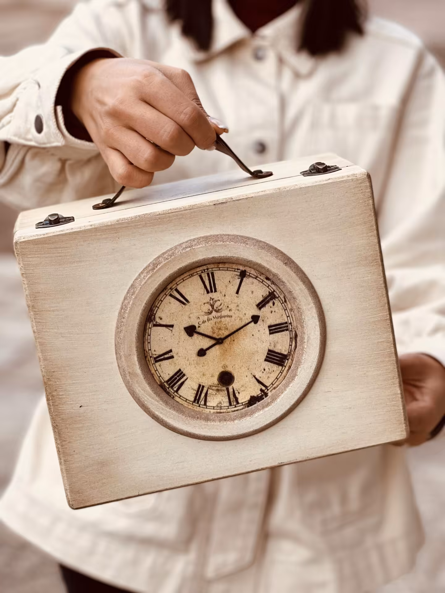 چمدون چوبی طرح برجسته ساعت