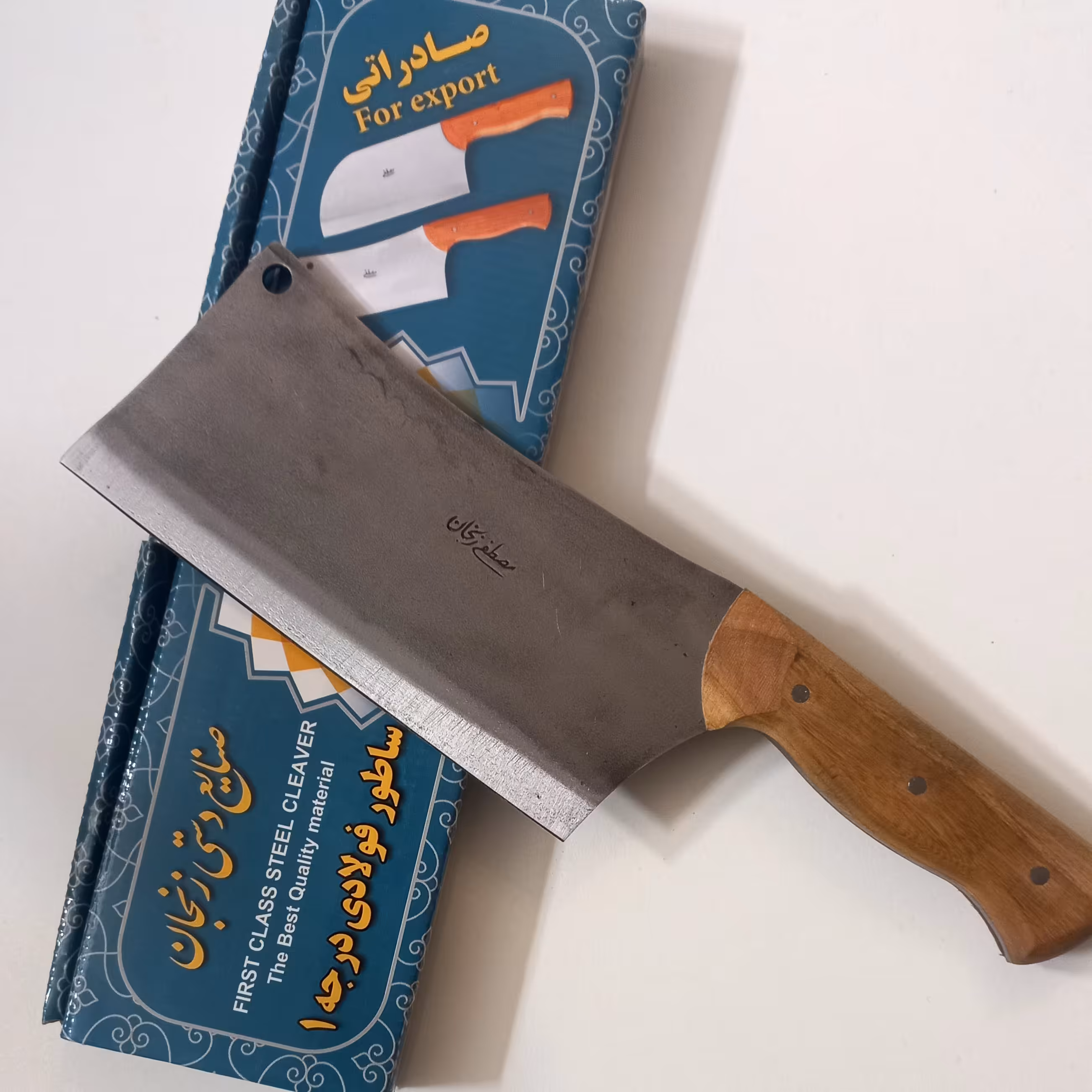 ساطور مصطفی   جنس تیغه فولاد فنر دسته چوب جنگل کار به صورت ی تیکه ست (مخصوص استخوان)